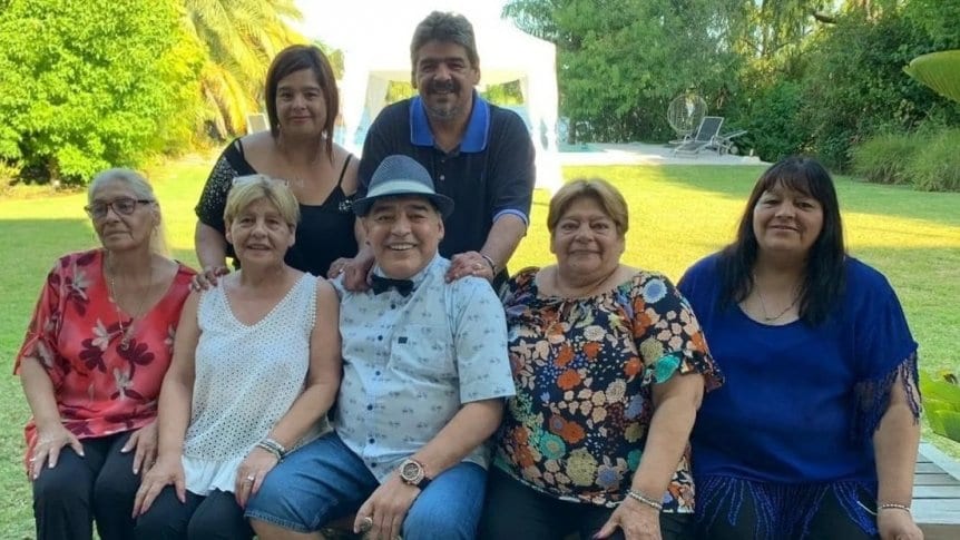 Diego Maradona y sus hermanas