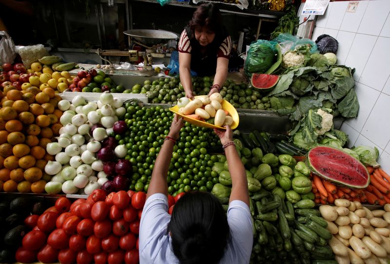 FILE PHOTO.  A woman buys vegetables from a market stall in Mexico City (Photo: REUTERS/Daniel Becerril)