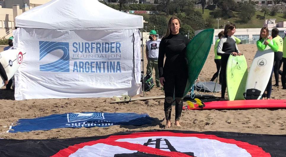 Sol Galindo, de la tercera generación de surfistas de su familia y voluntaria en Surfrider: “Vivimos acá, conocemos los problemas ambientales de la localidad y queremos ser parte de la solución”.(Imagen: gentileza Sol Galindo)
