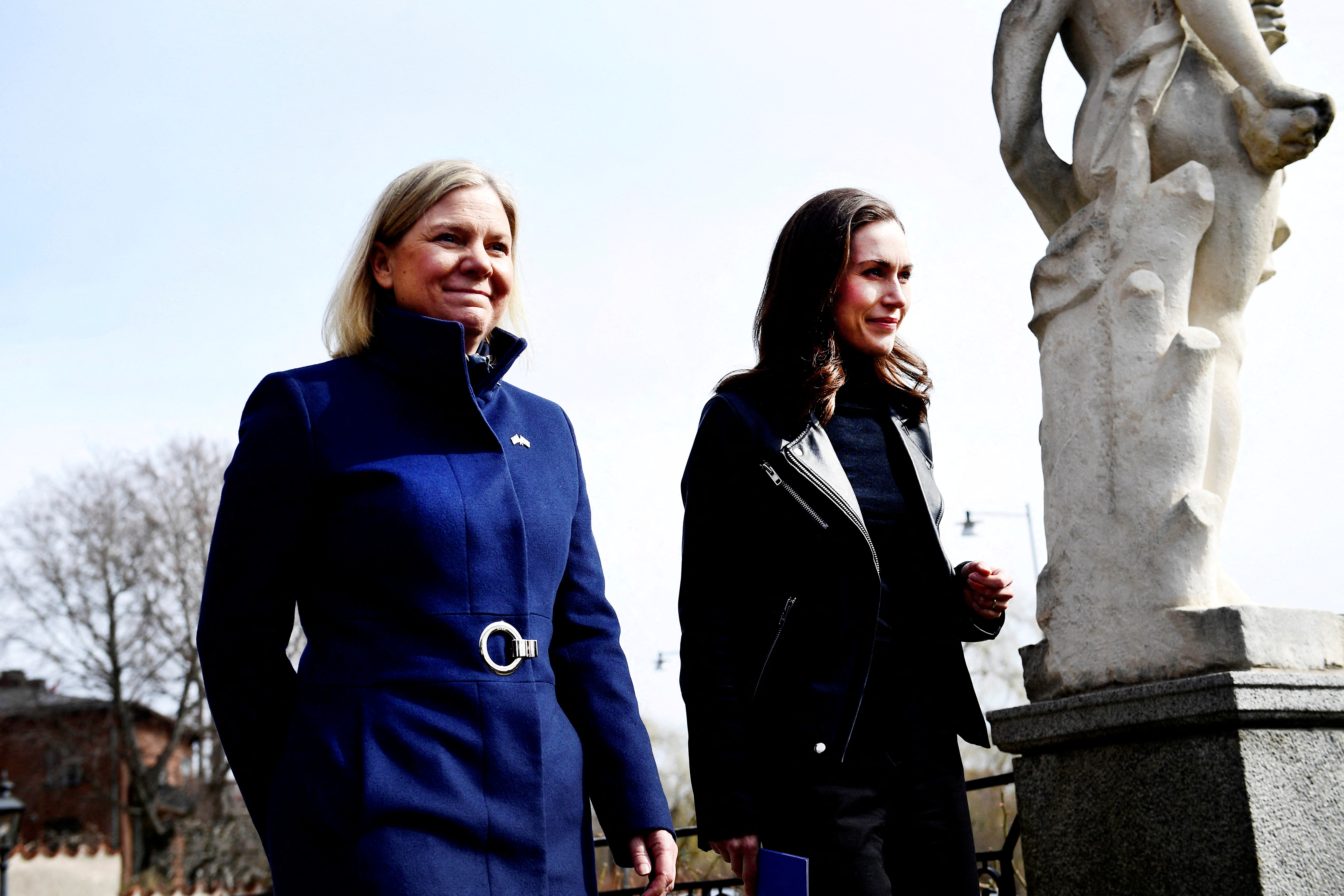 El premier sueca, Magdalena Andersson, camina junto a su homóloga finlandesa, Sanna Marin (Reuters)