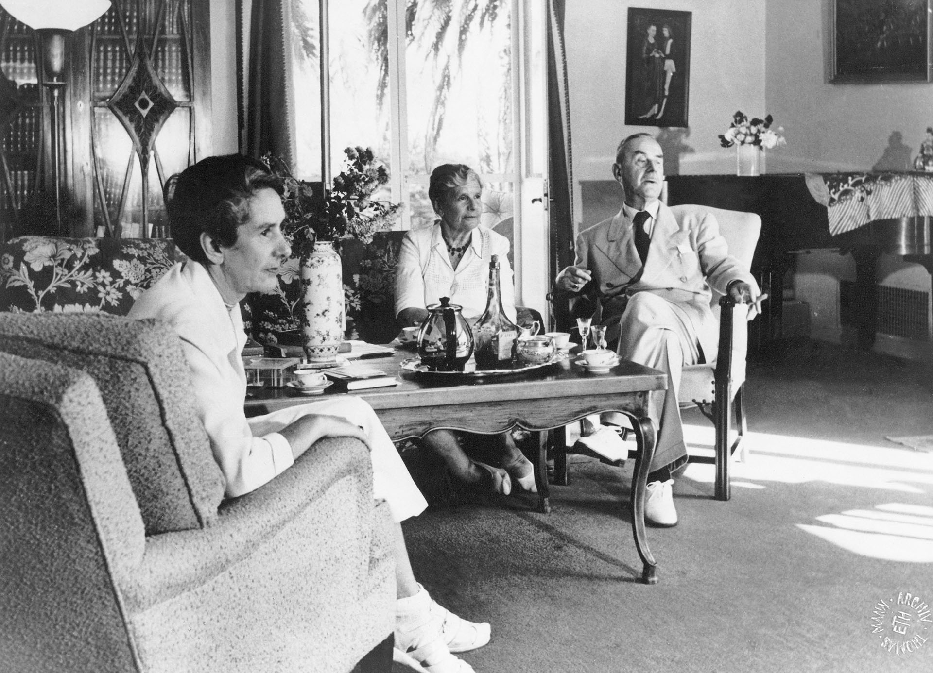 Erika Mann (izq.) con sus padres, Katia y Thomas Mann, a comienzos de los cincuenta. (Imagno/Getty Images)