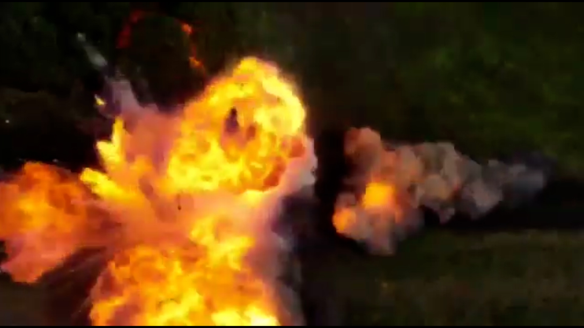 El momento de la explosión de un tanque ruso tras ser impactado por un misil Javelin de las fuerzas ucranianas