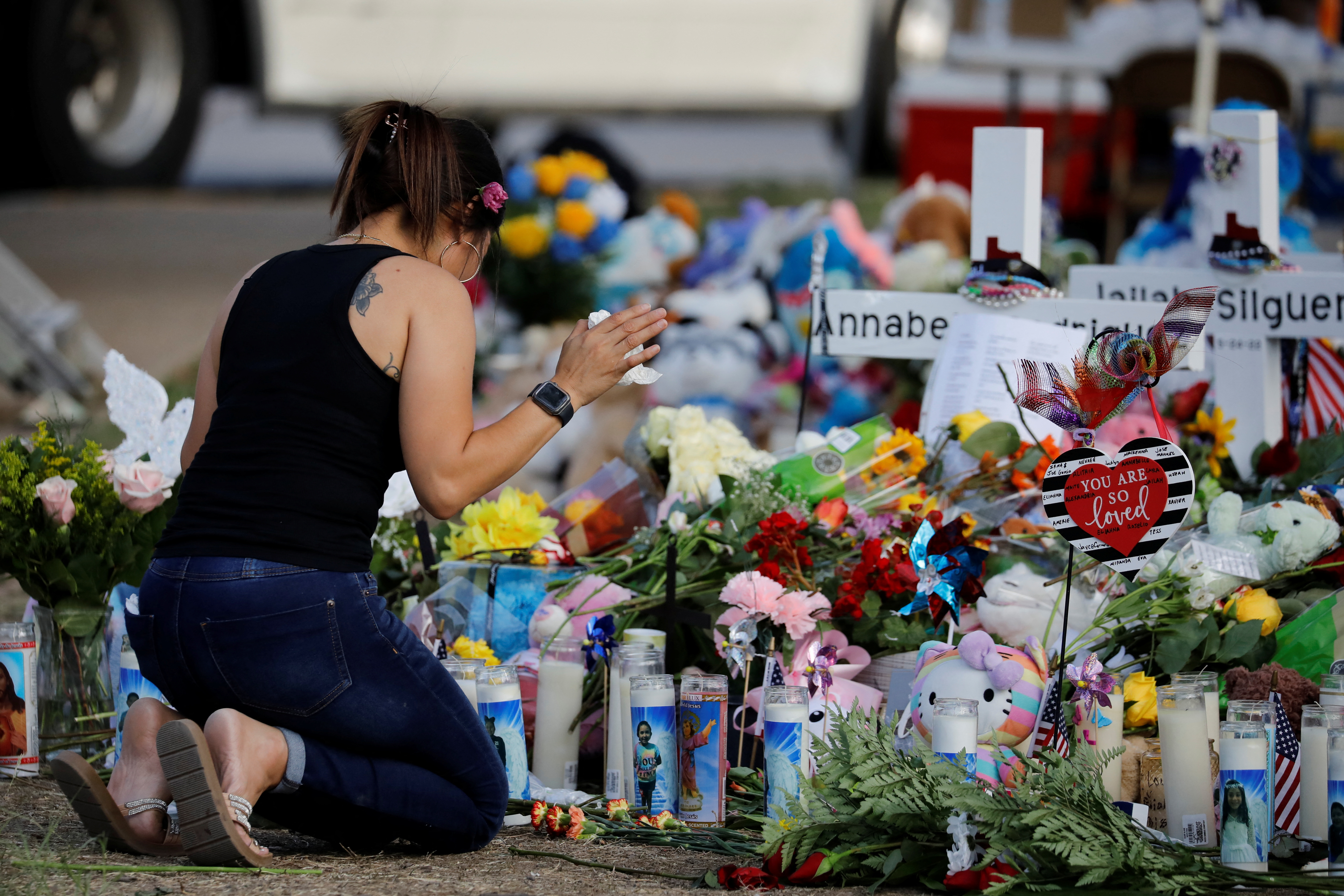 Una mujer presenta sus respetos en el memorial de la escuela primaria Robb, donde un hombre armado mató a 19 niños y dos adultos, en Uvalde, Texas, Estados Unidos, 28 de mayo de 2022. REUTERS/Marco Bello