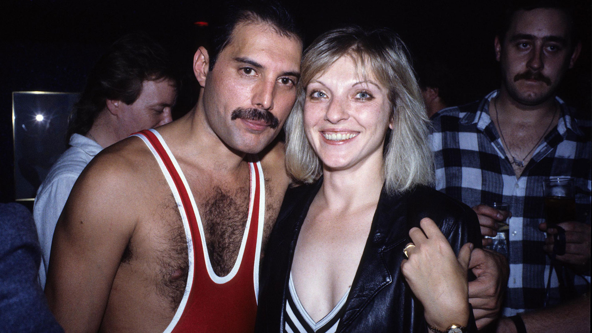 Freddie Mercury y Mary Austin durante el cumpleaños número 38 del cantante 