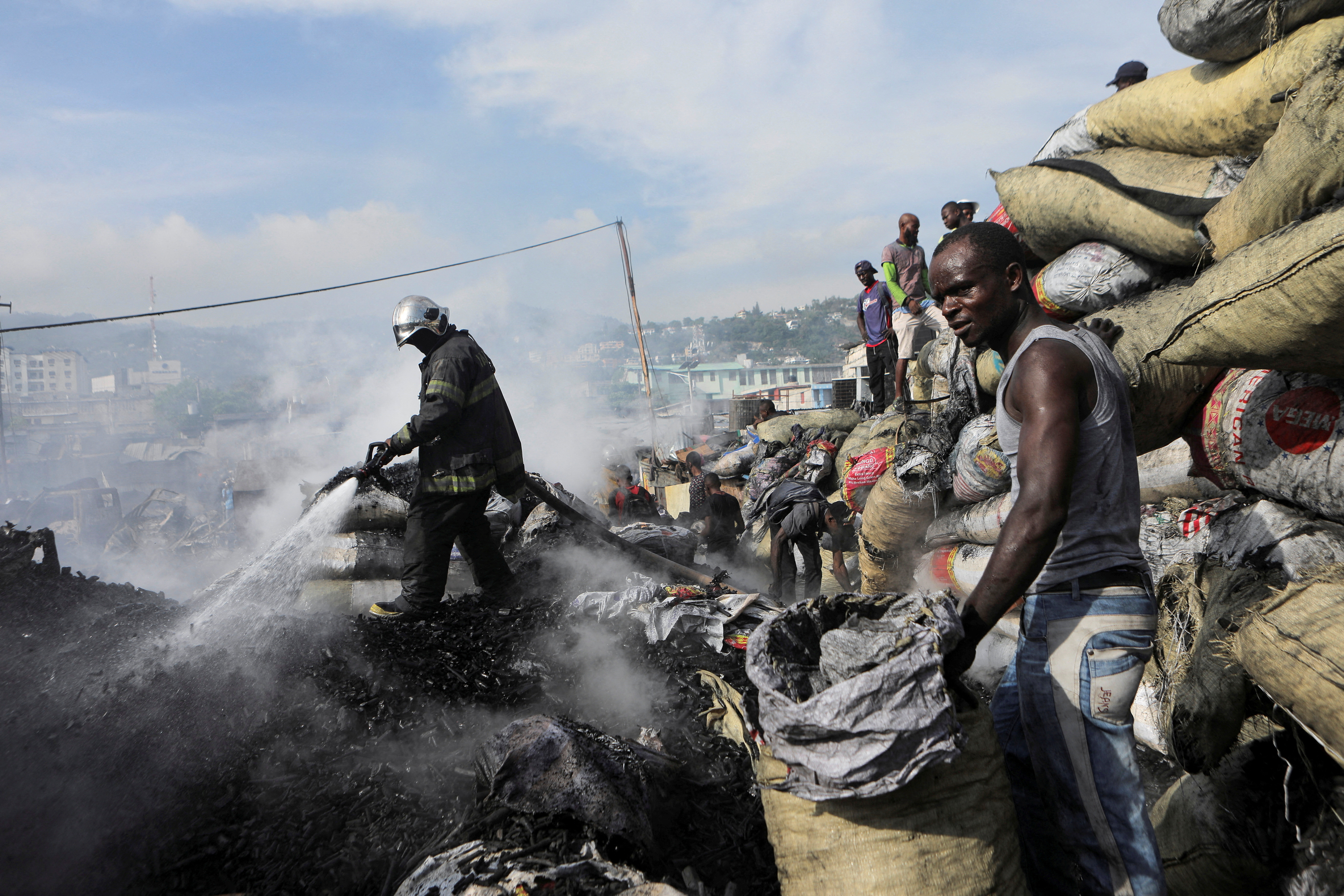 Crisis en Haití: un voraz incendio destruyó un popular mercado callejero en Puerto Príncipe