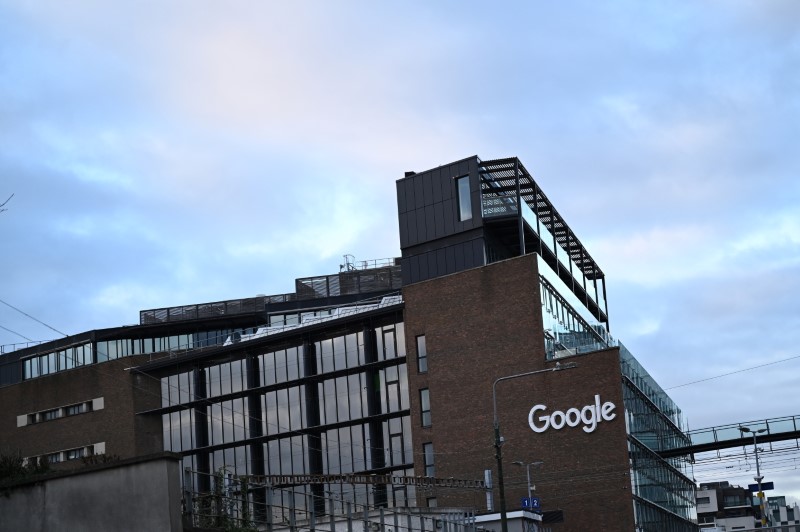 FOTO DE ARCHIVO-El logo de Google se ve en la sede europea de la compañía en Dublín, Irlanda. 27 de febrero de 2021. REUTERS/Clodagh Kilcoyne