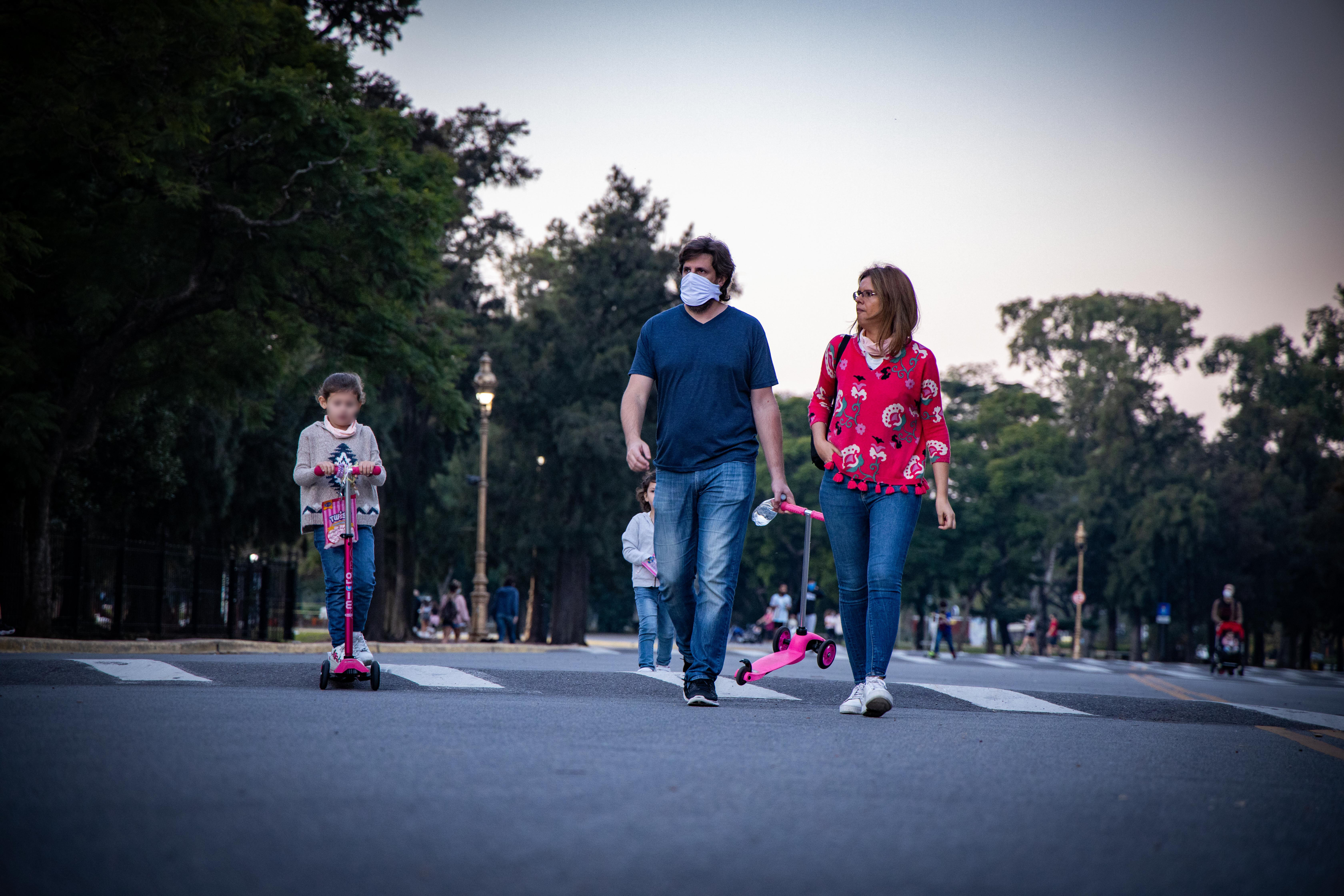 El Gobierno porteño resolvió no abrir parques y plazas, y el paseo se puede realizar por las veredas