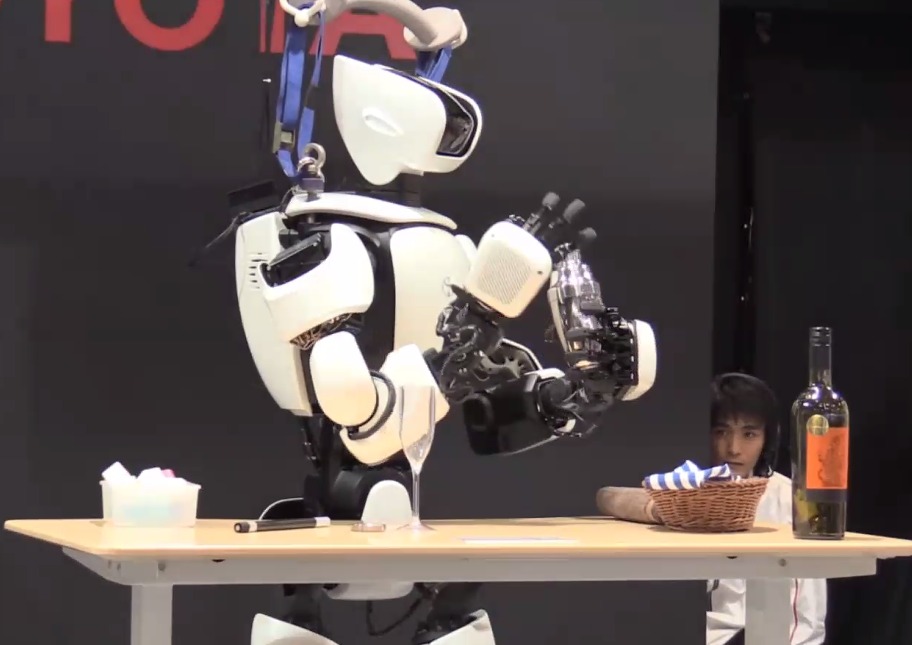El robot TH R3 como barista de malteadas (Foto: Conferencia Hacia la realización de una coexistencia entre humanos y robots/ Robotics Research Unit de R-Frontier Division Toyota Motor Corporation)