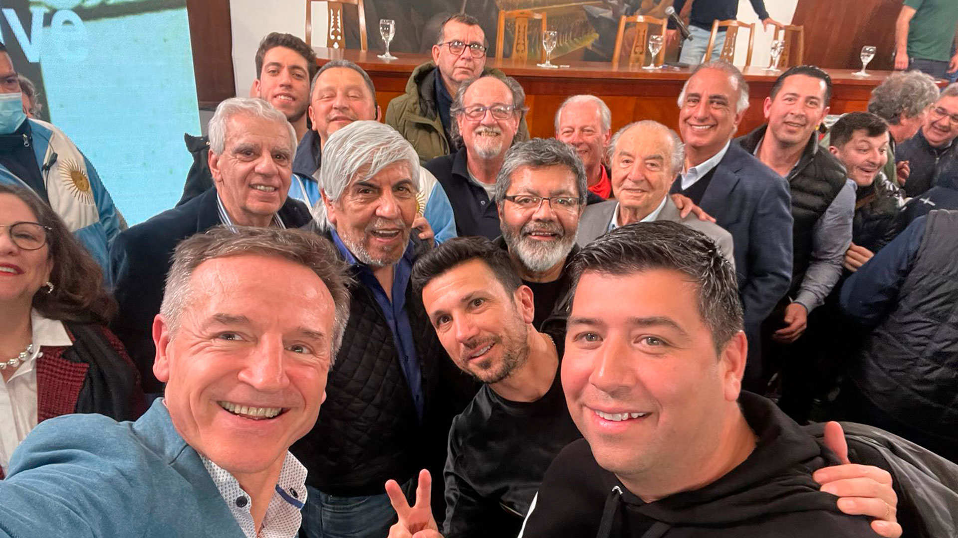 Una selfie de los principales dirigentes de la CGT y Hugo Moyano, una de las sorpresas del acto