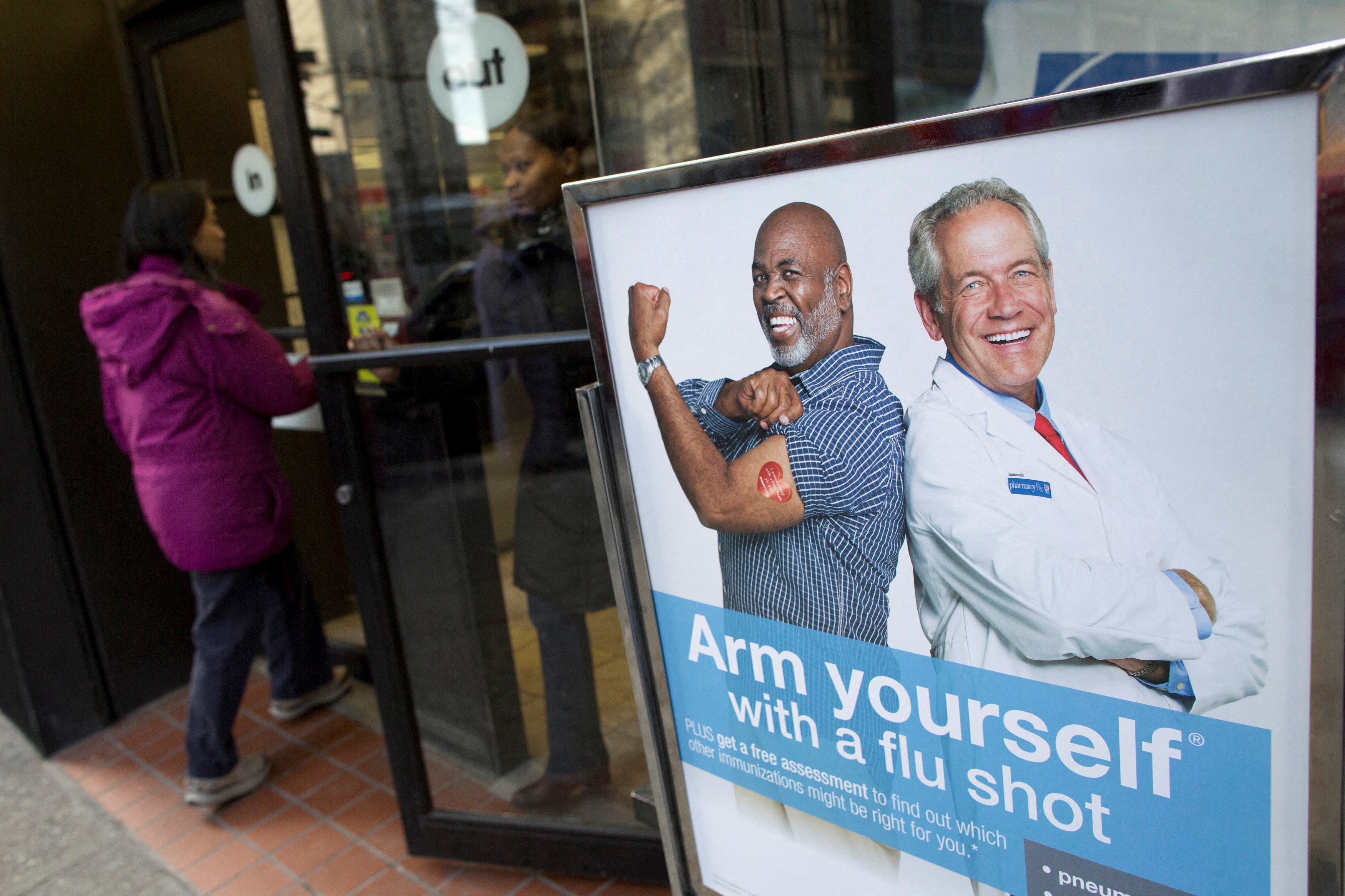 Personas esperando para vacunarse contra el gripe en una farmacia de la ciudad de Nueva York (REUTERS/Andrew Kelly)
