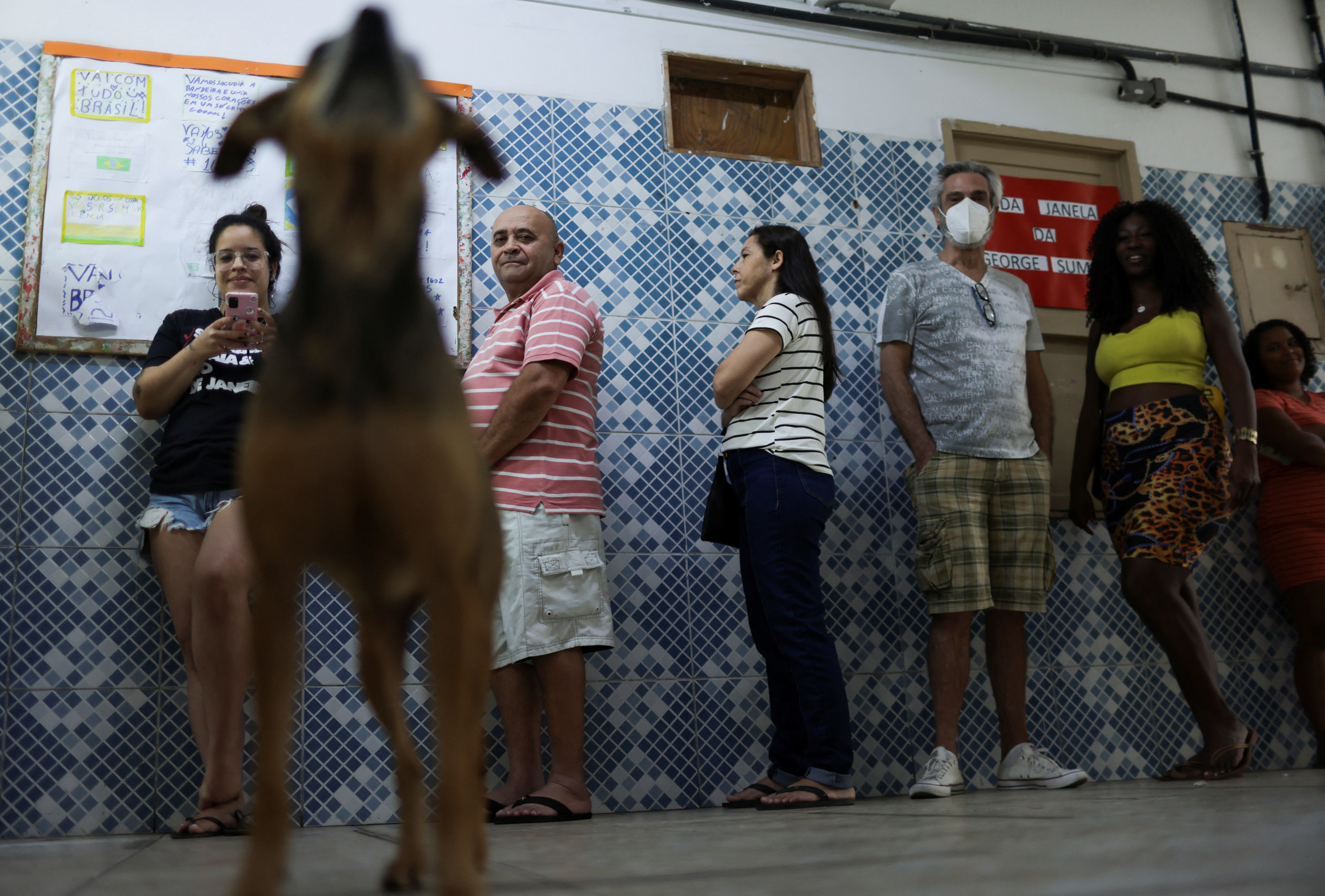 People wait to exercise their right to vote in Rio de Janeiro (REUTERS / Pilar Olivares)