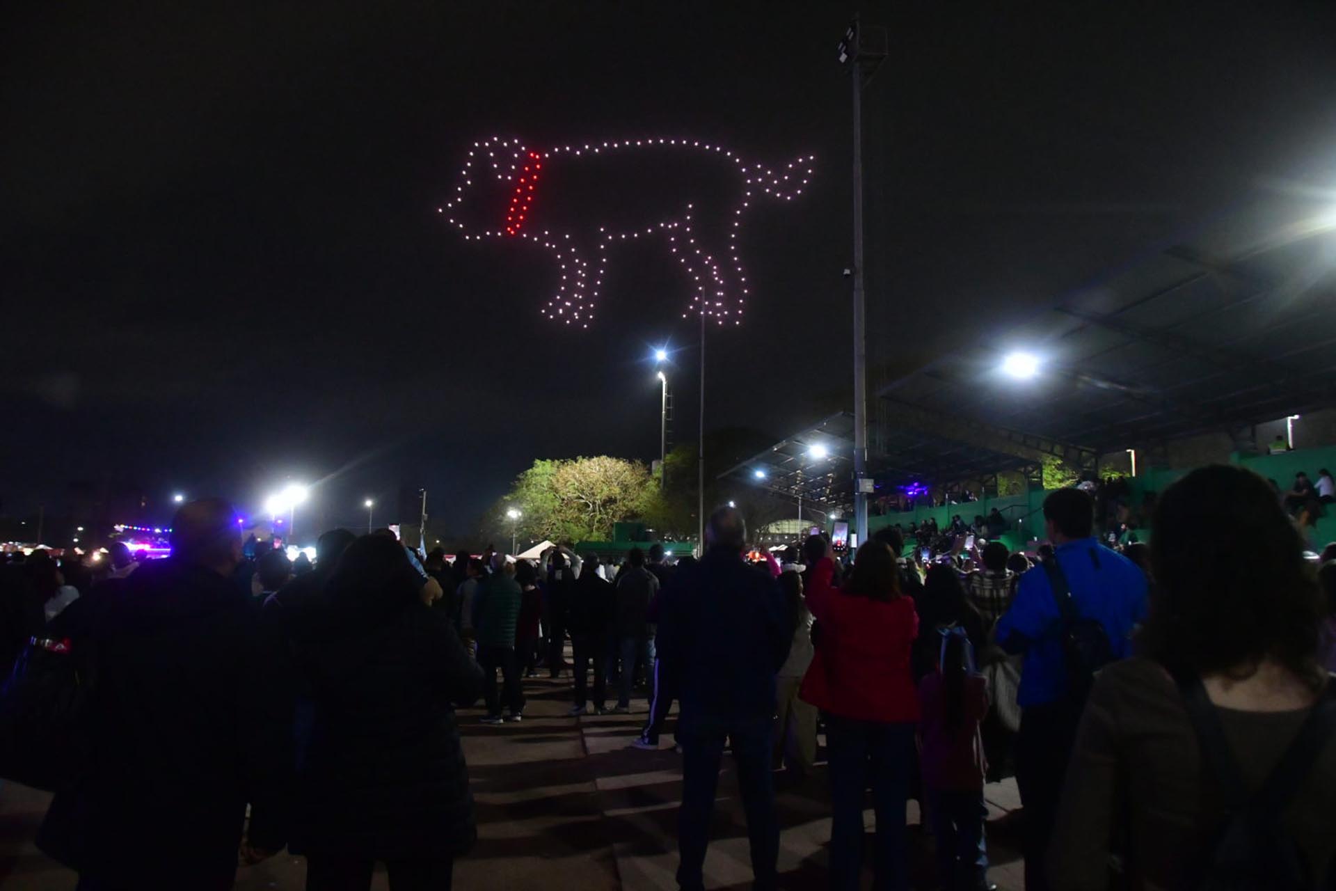 Show de drones para coronar la ceremonia de cierre de la Bienal de Esculturas del Chaco