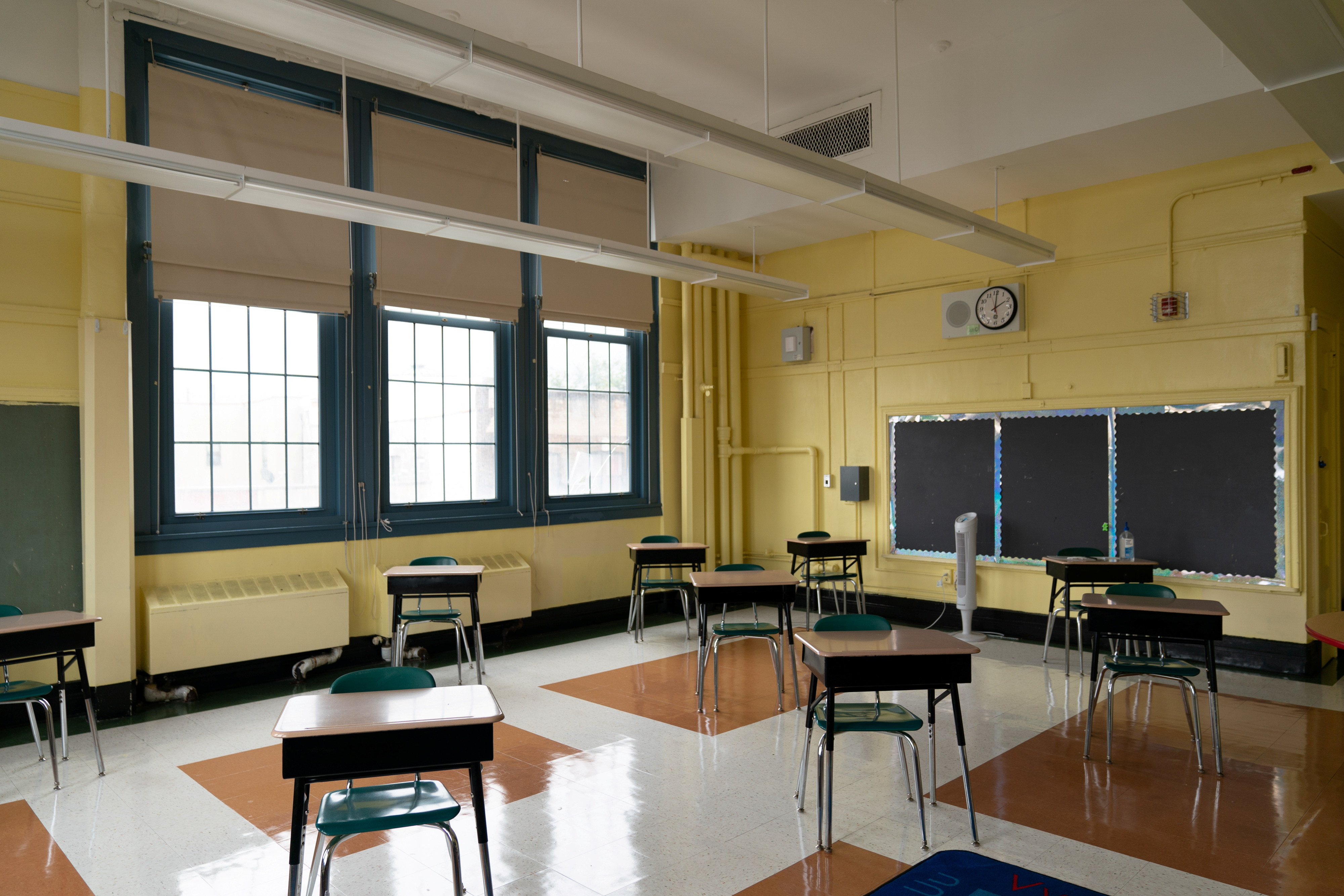 Escritorios con distancia social en una escuela primaria de Nueva York (Jeenah Moon via REUTERS)