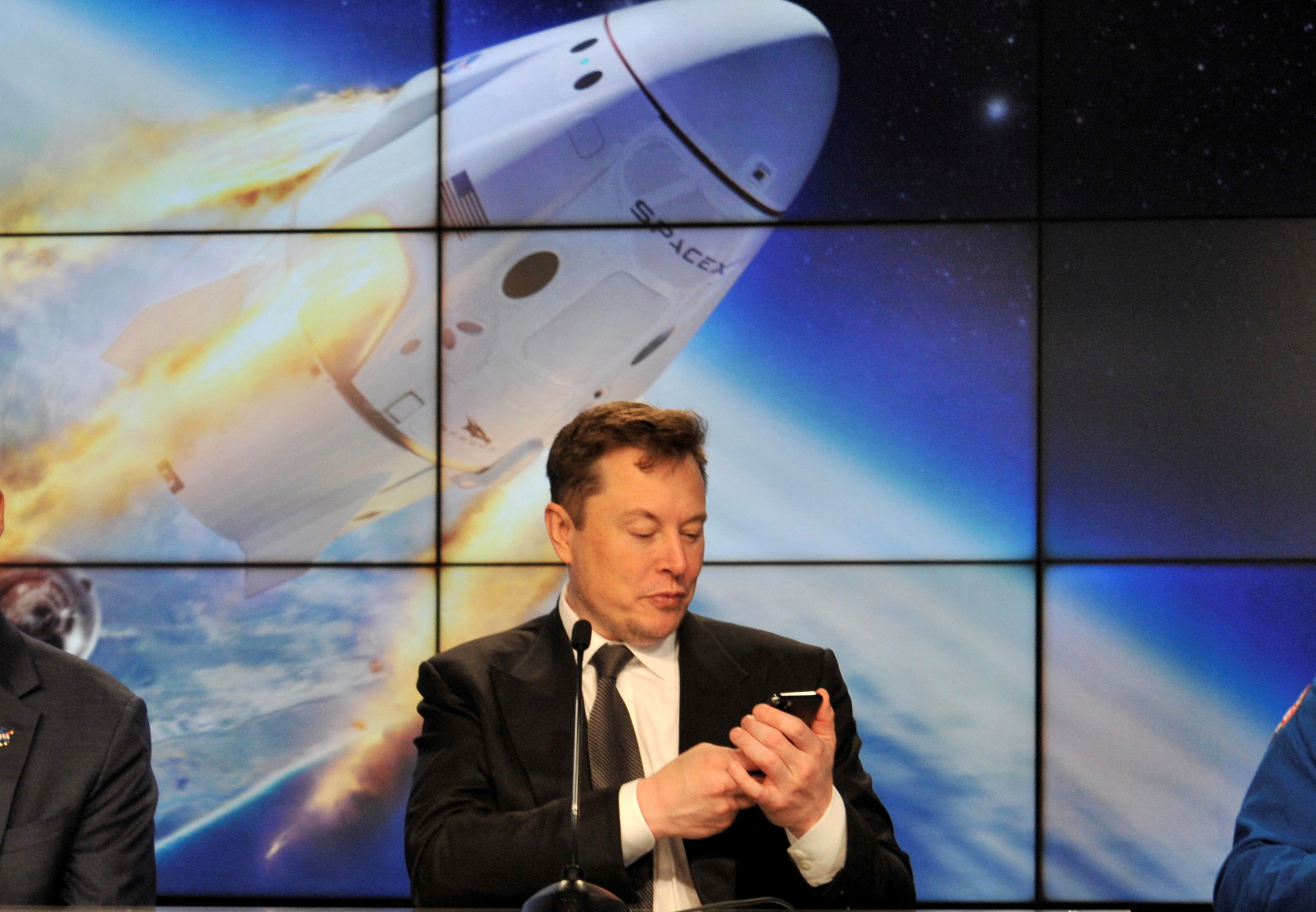 FOTO DE ARCHIVO: Elon Musk mira su teléfono móvil en el Centro Espacial Kennedy en Cabo Cañaveral, Florida, Estados Unidos, el 19 de enero de 2020 (Reuters)