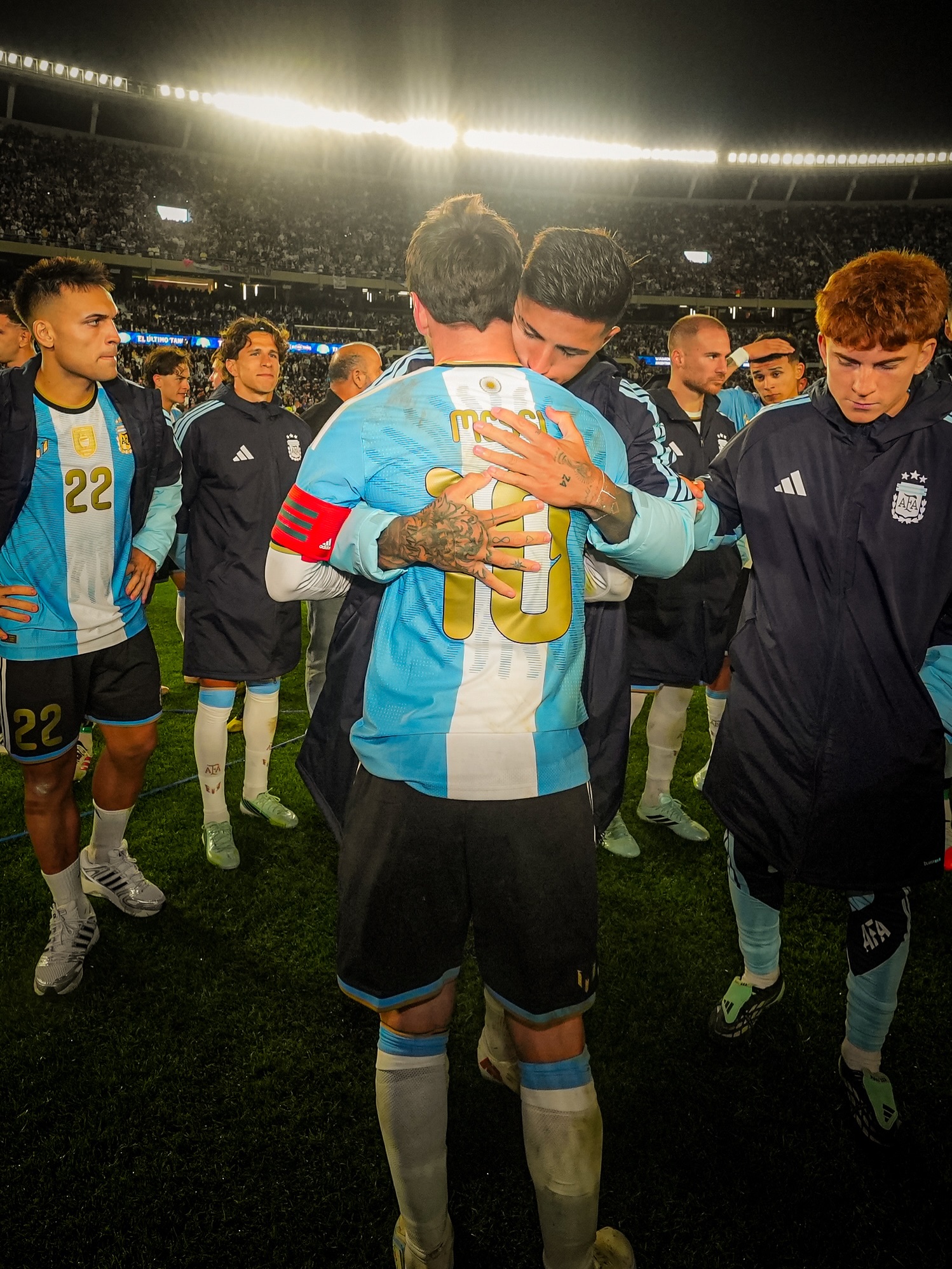 El tierno mensaje de Enzo Fern&aacute;ndez para Messi tras llorar desconsoladamente en su despedida de la Selecci&oacute;n: 