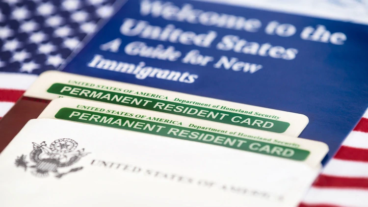 Un inmigrante que entre en la clasificación de carga pública sería descalificado para obtener la residencia permanente.