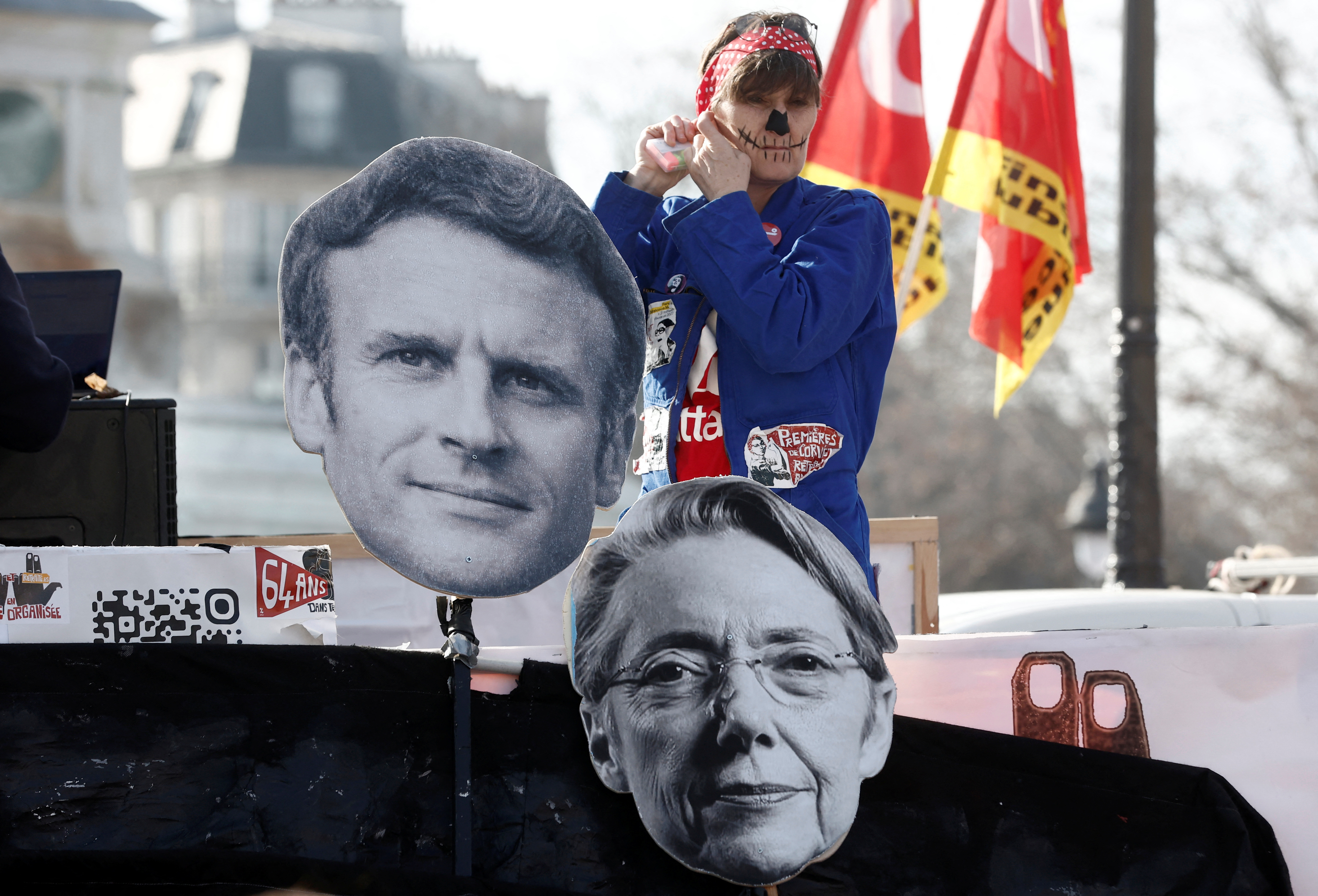 En las pancartas de los manifestantes que rechazan la reforma, el presidente Emmanuel Macron y la primera ministra, Elisabeth Borne. 