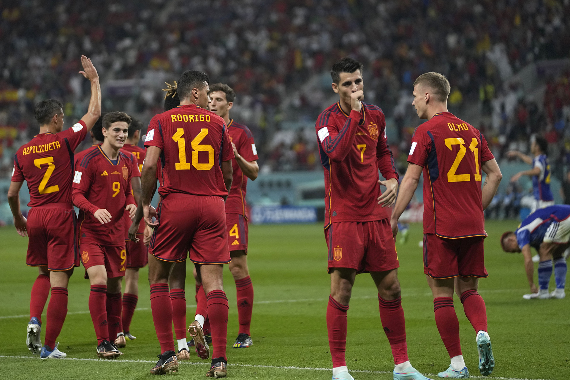El español Álvaro Morata festeja el primer gol de España ante Japón (AP Photo/Darko Vojinovic)