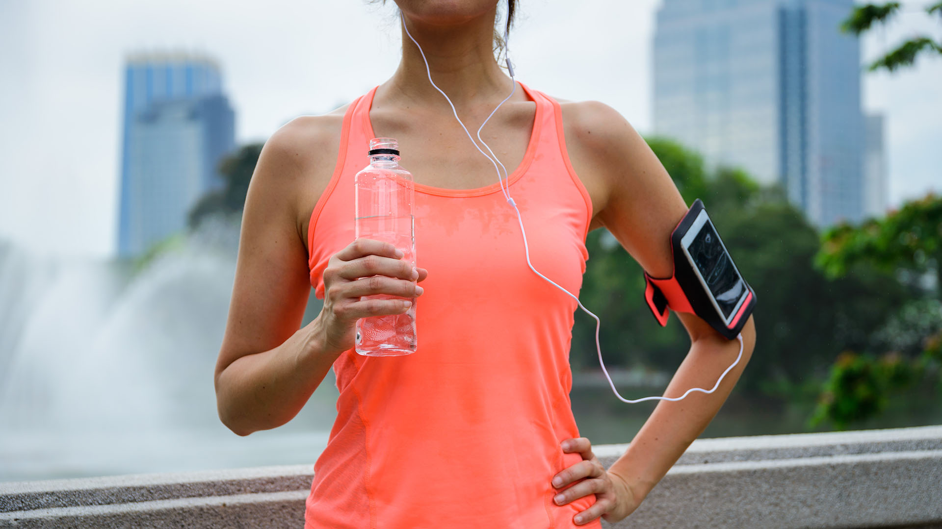 Tomar líquido es esencial para hacer ejercicio, más aún cuando se realizó un entrenamiento por varias horas / (Getty Images)