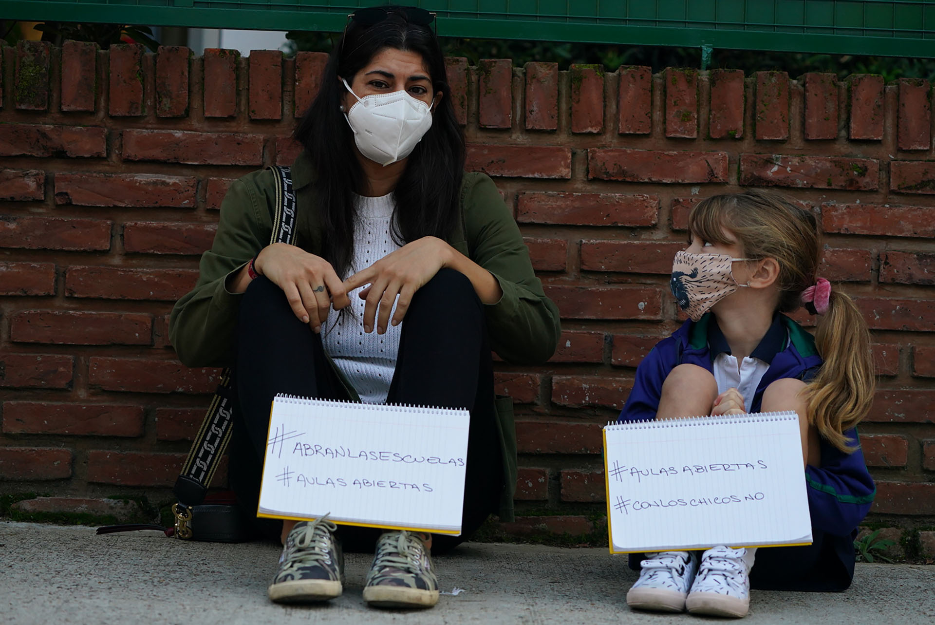 Una madre asistió con su hija a la puerta del colegio para manifestar su enojo por la vuelta a la virtualidad en la Provincia de Buenos Aires