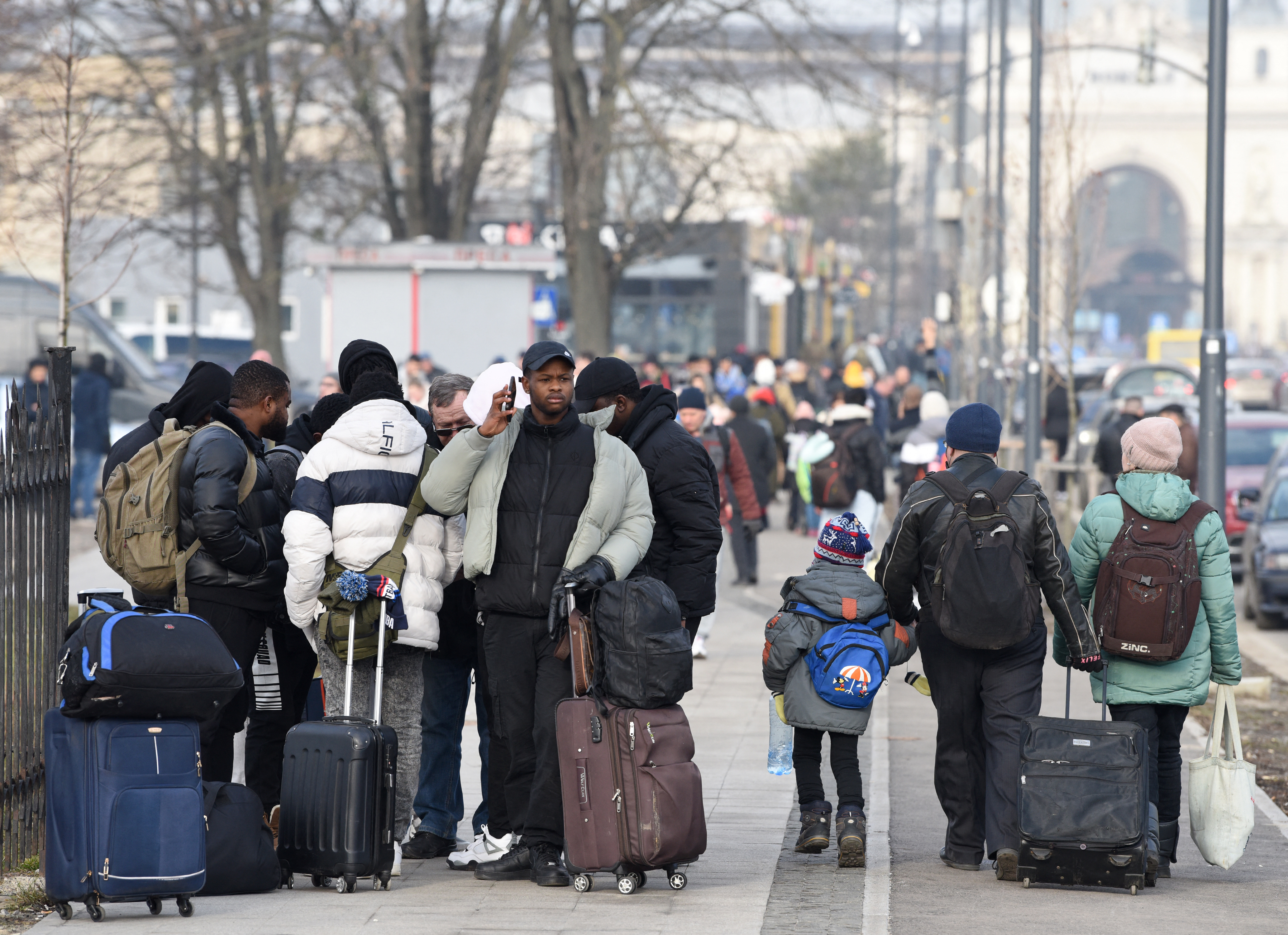 Evacuados del Este de Ucrania, cerca de la estación de trenes de Lviv, la ciudad que es central en el libro de Sands, "Calle Este-Oeste". La foto es de los primeros días de la invasión rusa (Yuriy Dyachyshyn / AFP)