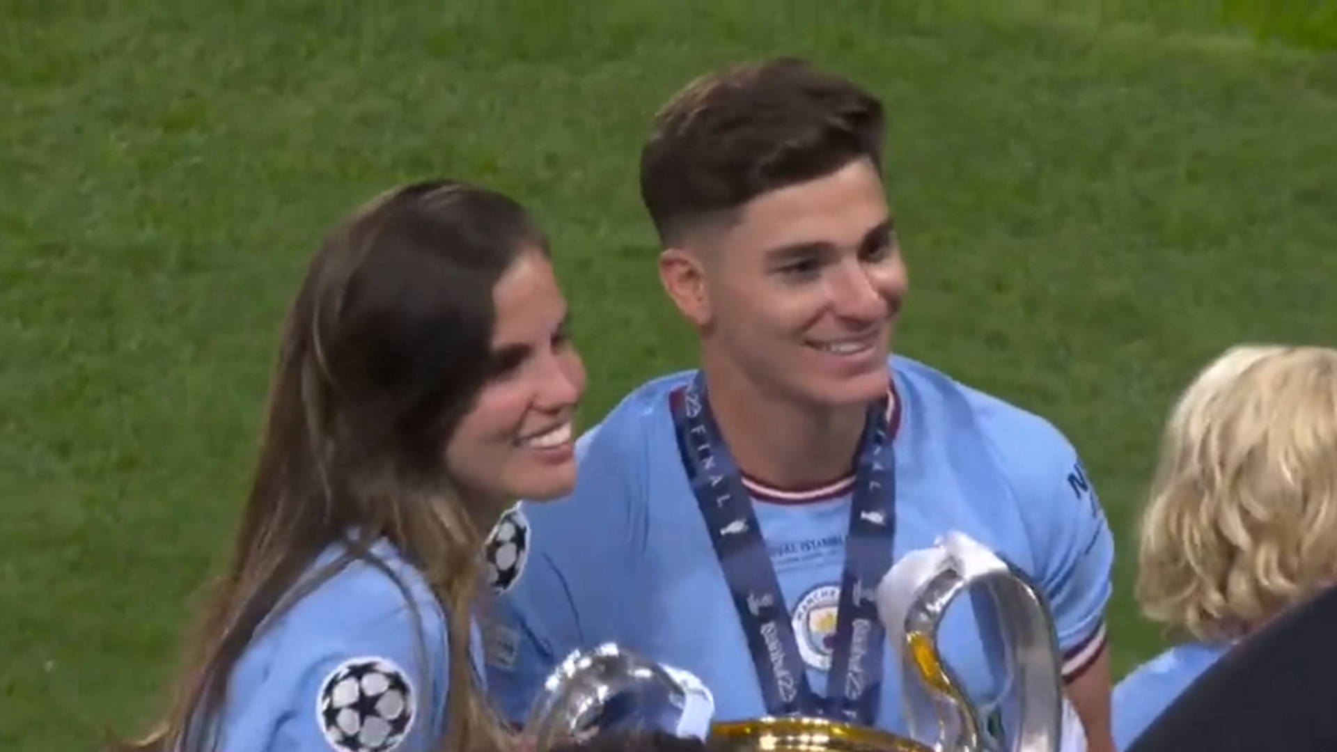 La celebración de Julián Álvarez tras ganar la Champions League: foto romántica con su novia y una frase sobre su futuro