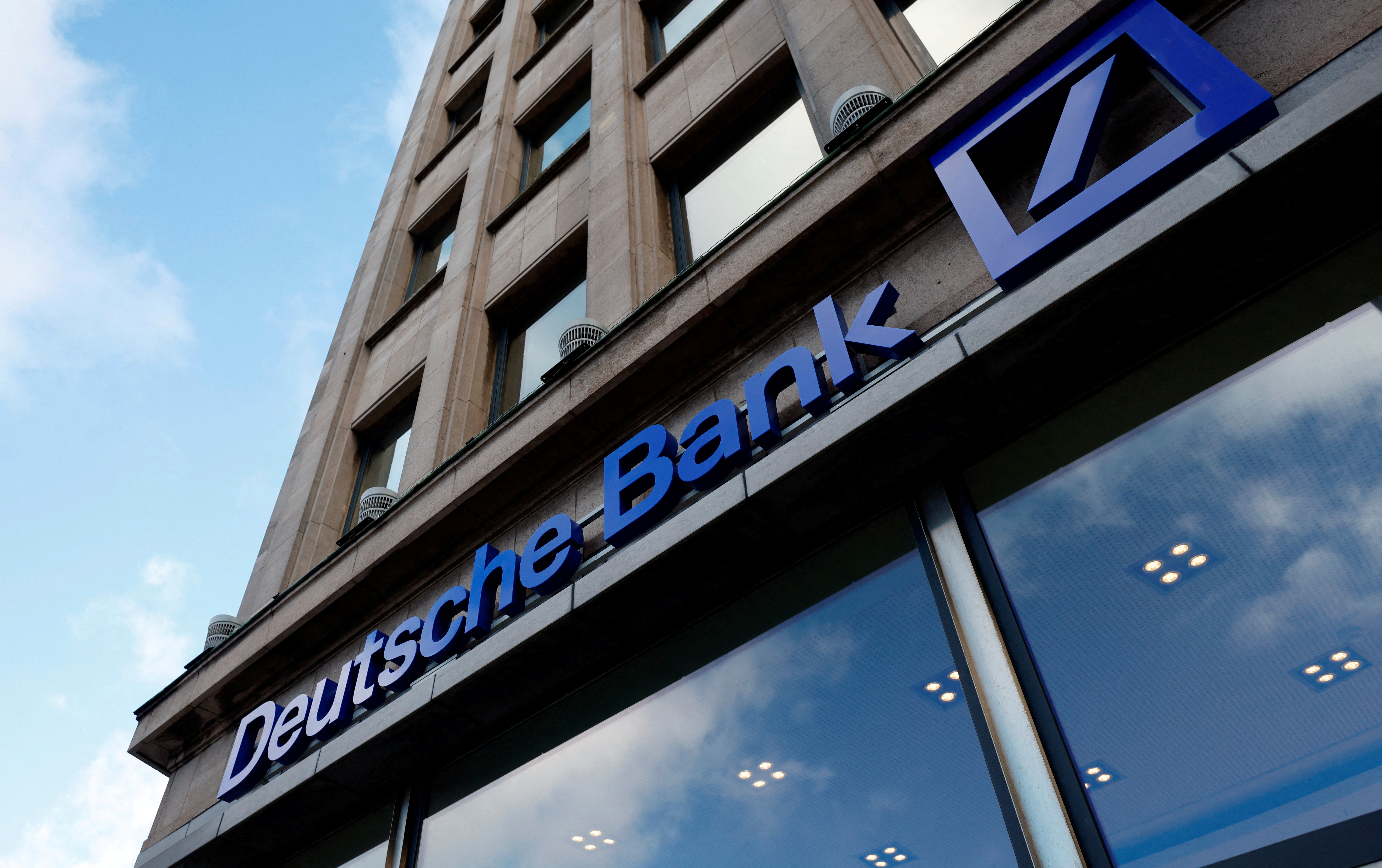 Fuerte caída de las acciones del Deutsche Bank y de otros bancos por el temor a la estabilidad del sistema financiero europeo
Reuters
