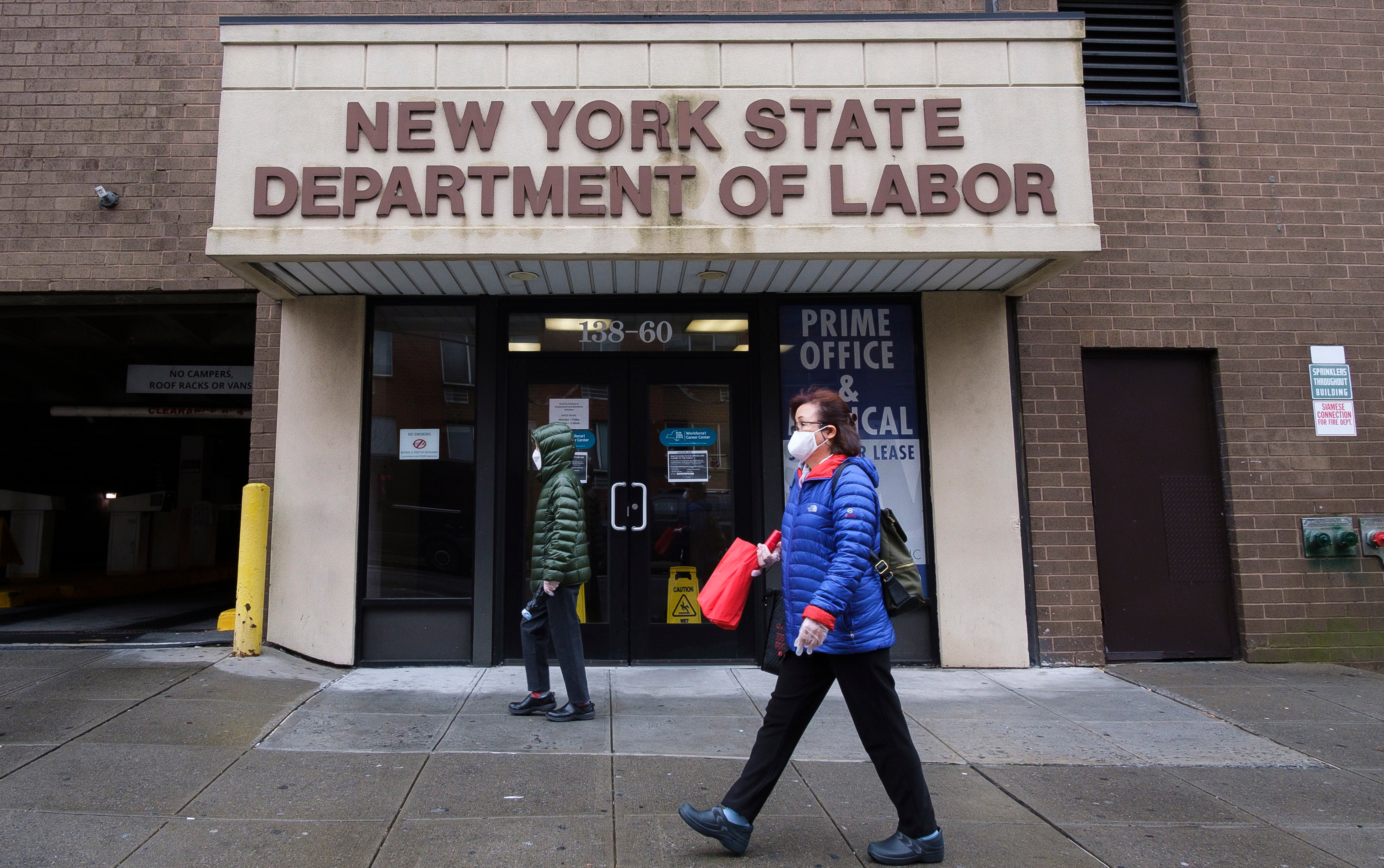 Fotografía de archivo de gente que pasa frente a una oficina del Departamento de Trabajo del Estado de Nueva York (EFE/Justin Lane/Archivo)