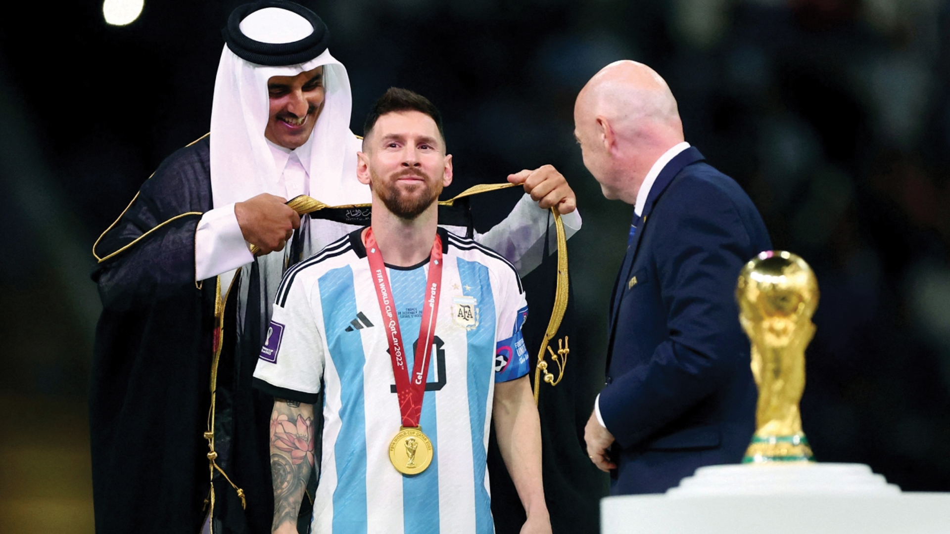 El emir Tamim Bin Hamad al Thani le coloca el bish a Lionel Messi