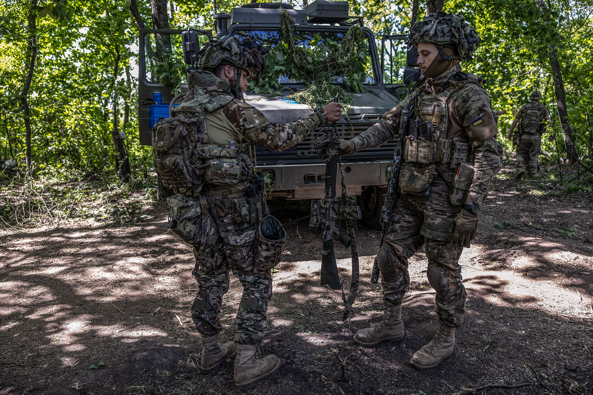 Soldados ucranianos, que responden a las iniciales Brandy, a la izquierda, y Toker, de la 47ª Brigada Mecanizada Separada ( Fotografía para The Washington Post de Heidi Levine)