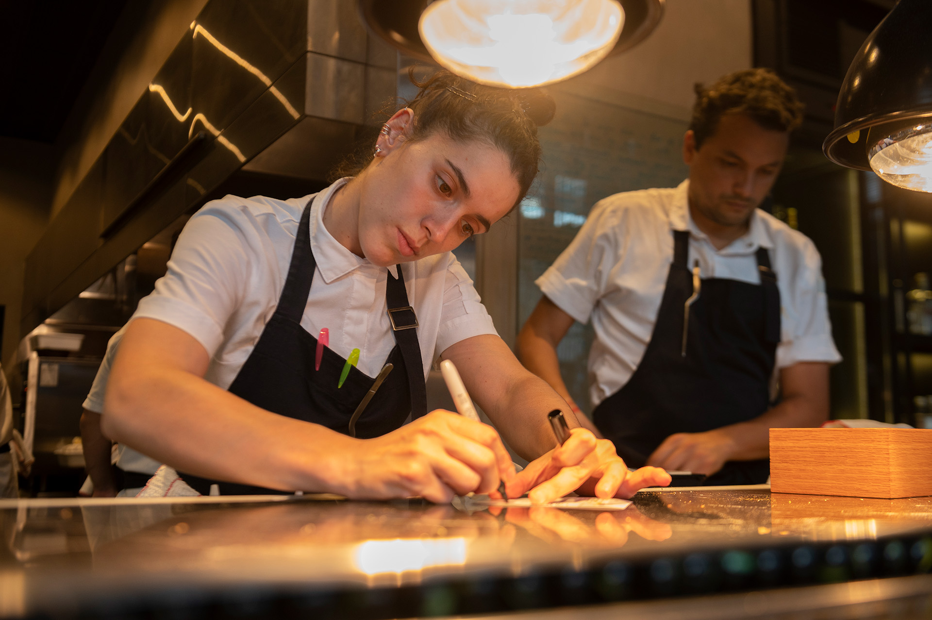 Báez trabaja todos los platos junto a Mercedes Ferrero, jefa de cocina