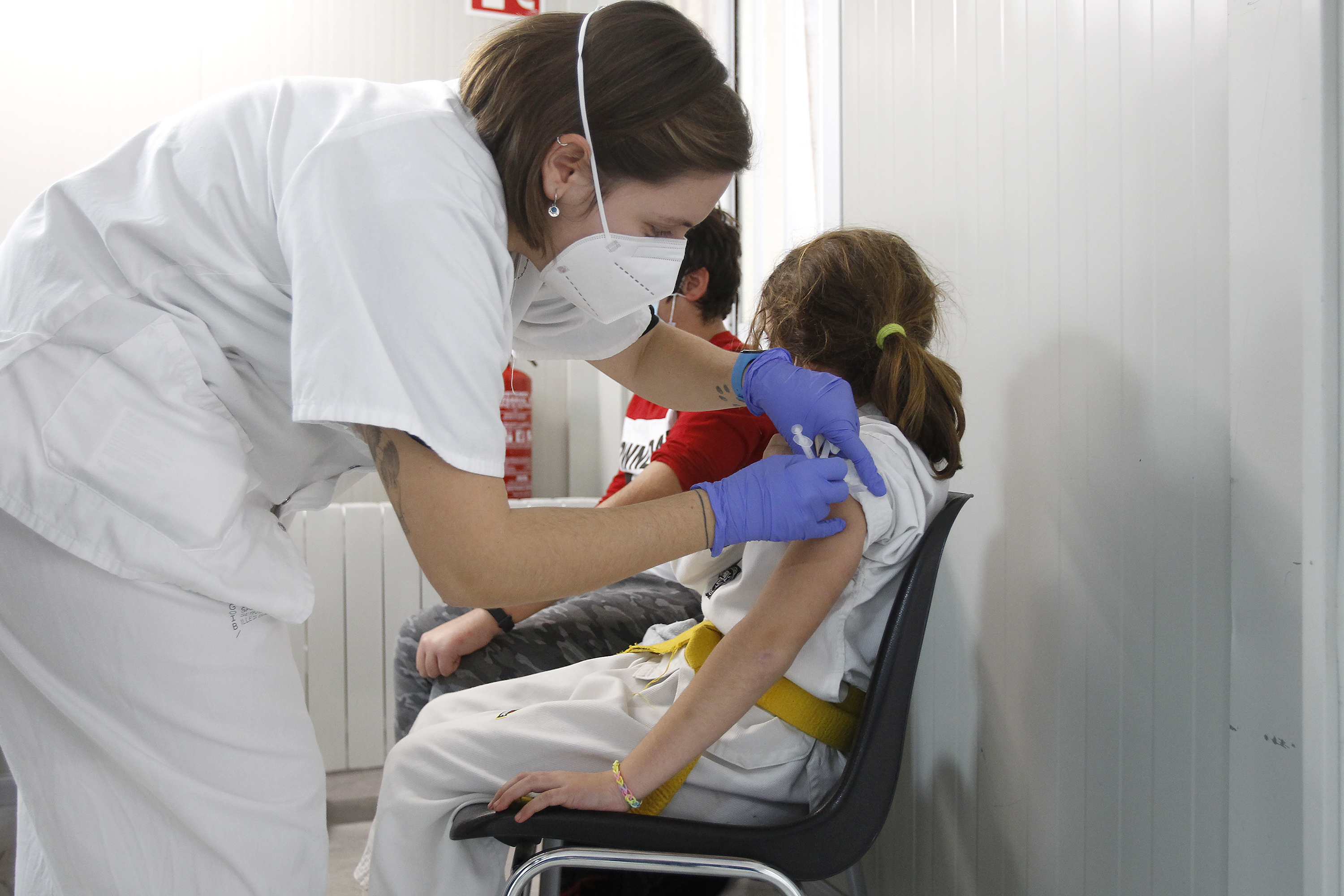 Une fois l'immunisation des groupes à risque avancée, les plus jeunes ont commencé à être vaccinés (Europa Press)