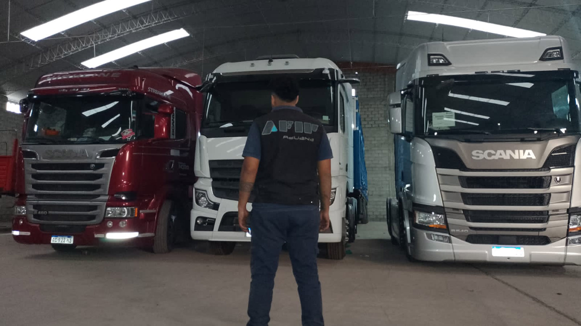 Tres de los camiones en el depósito allanado en Jujuy por orden de un Juzgado Federal de Garantías