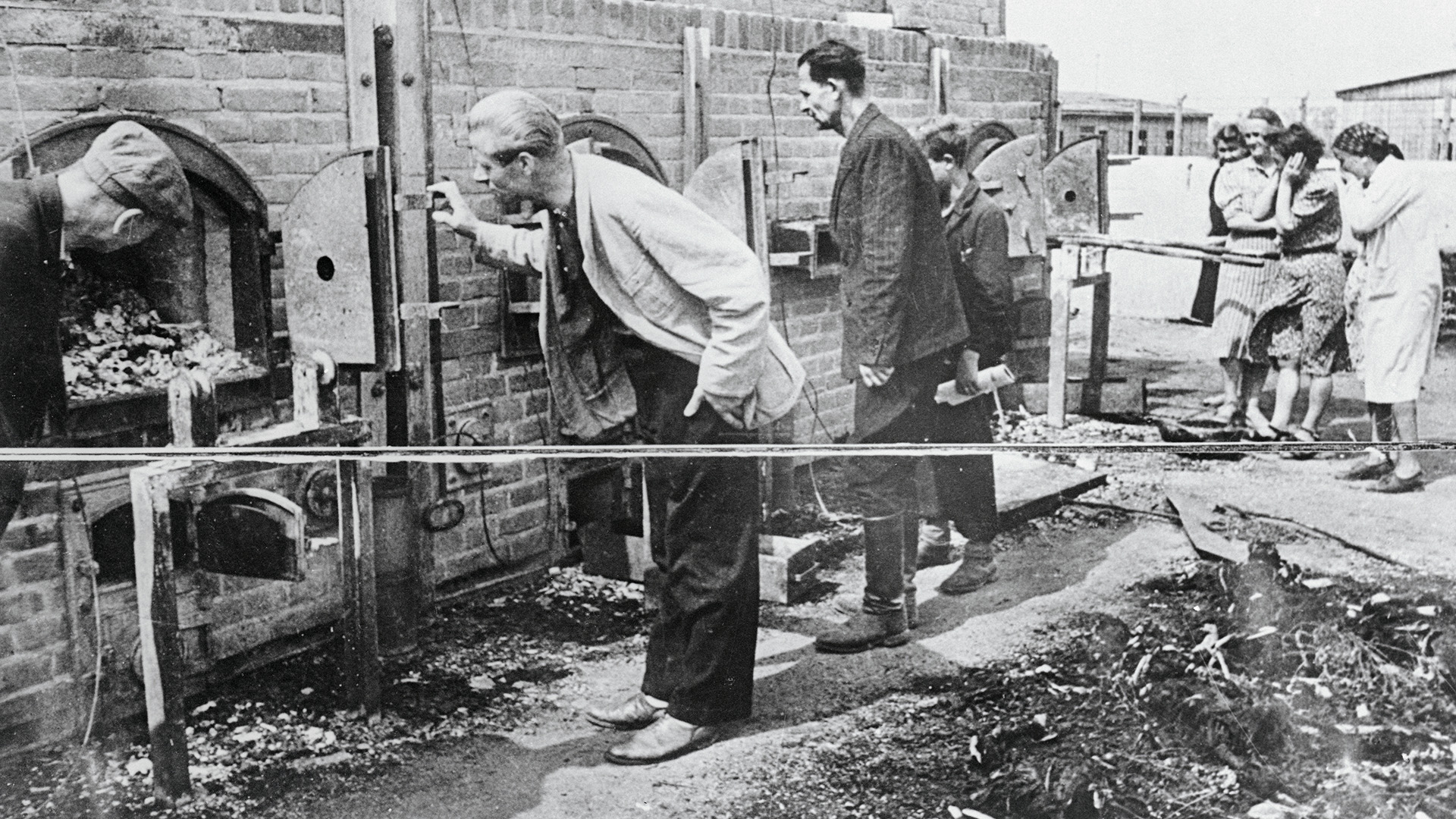 Los hornos crematorios del campo de exterminio de Majdanek, donde se disponían los cuerpos de los muertos por los nazis en las cámaras de gas. Ciudadanos polacos observan los restos poco después de la rendición de las tropas alemanas