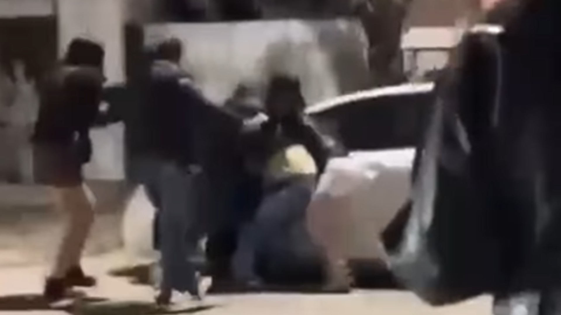 Apu&ntilde;alaron a una adolescente en medio de una pelea a la salida de un boliche en La Pampa
