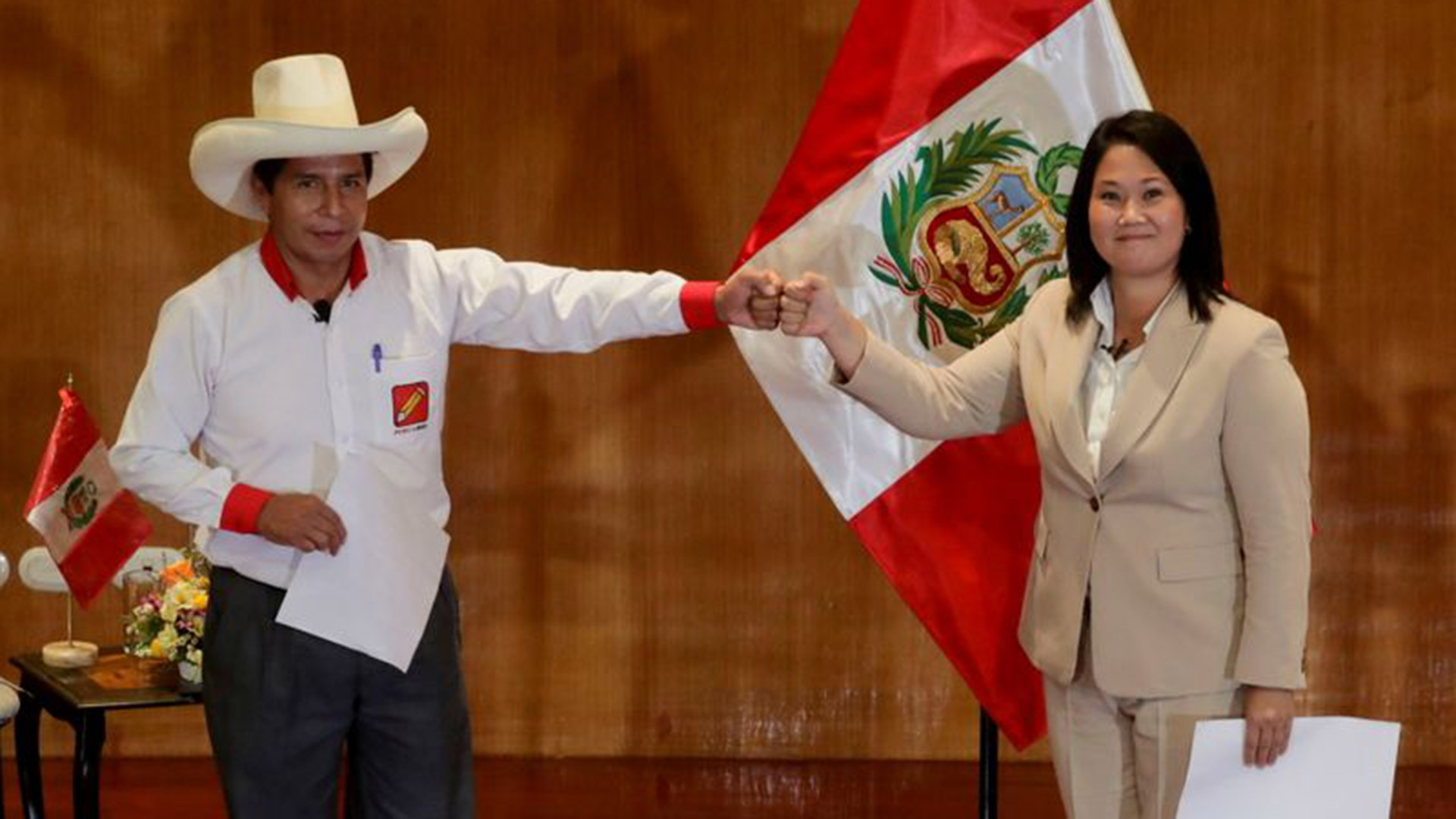 FOTO DE ARCHIVO: Los candidatos presidenciales peruanos Pedro Castillo y Keiko Fujimori, que se enfrentan en una segunda vuelta, tras firmar un "Pacto por la Democracia", en Lima, Perú, el 17 de mayo de 2021. REUTERS/Sebastian Castaneda/