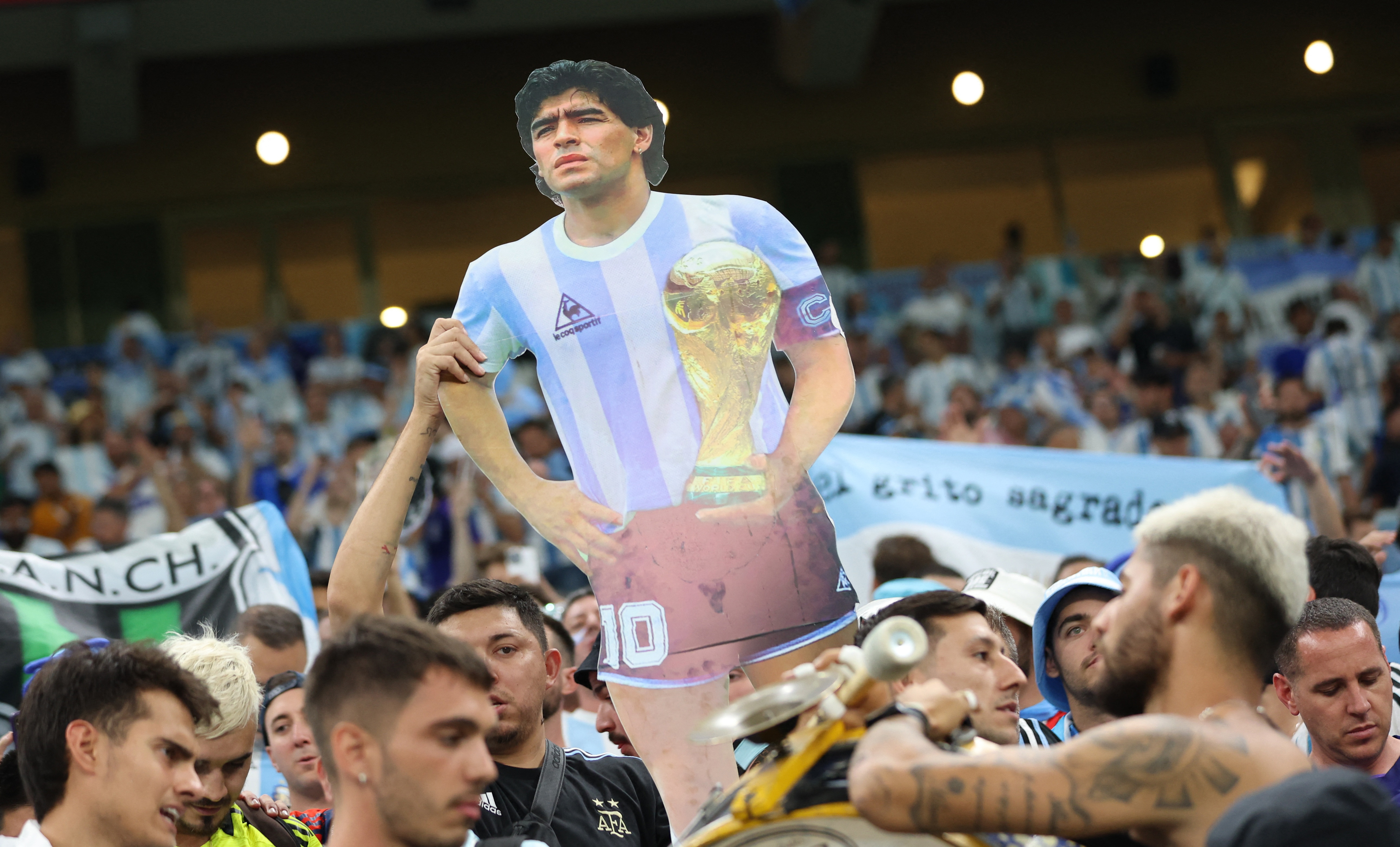 Los hinchas argentinos con una gigantografía de Diego Maradona (REUTERS/Pedro Nunes)