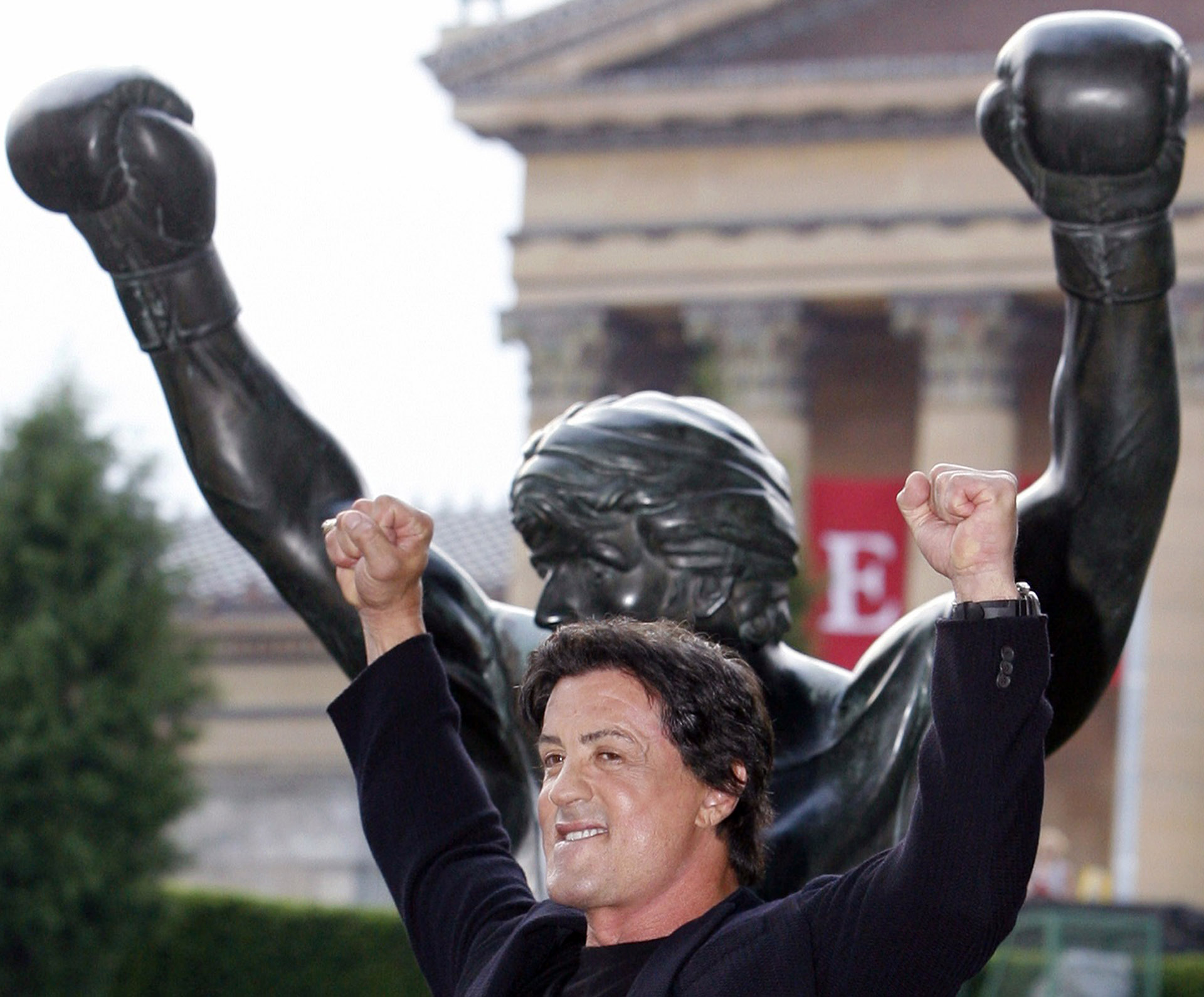 Sylvester Stallone posa con la estatua de "Rocky" frente al Museo de Arte de Filadelfia en septiembre de 2006. (REUTERS)