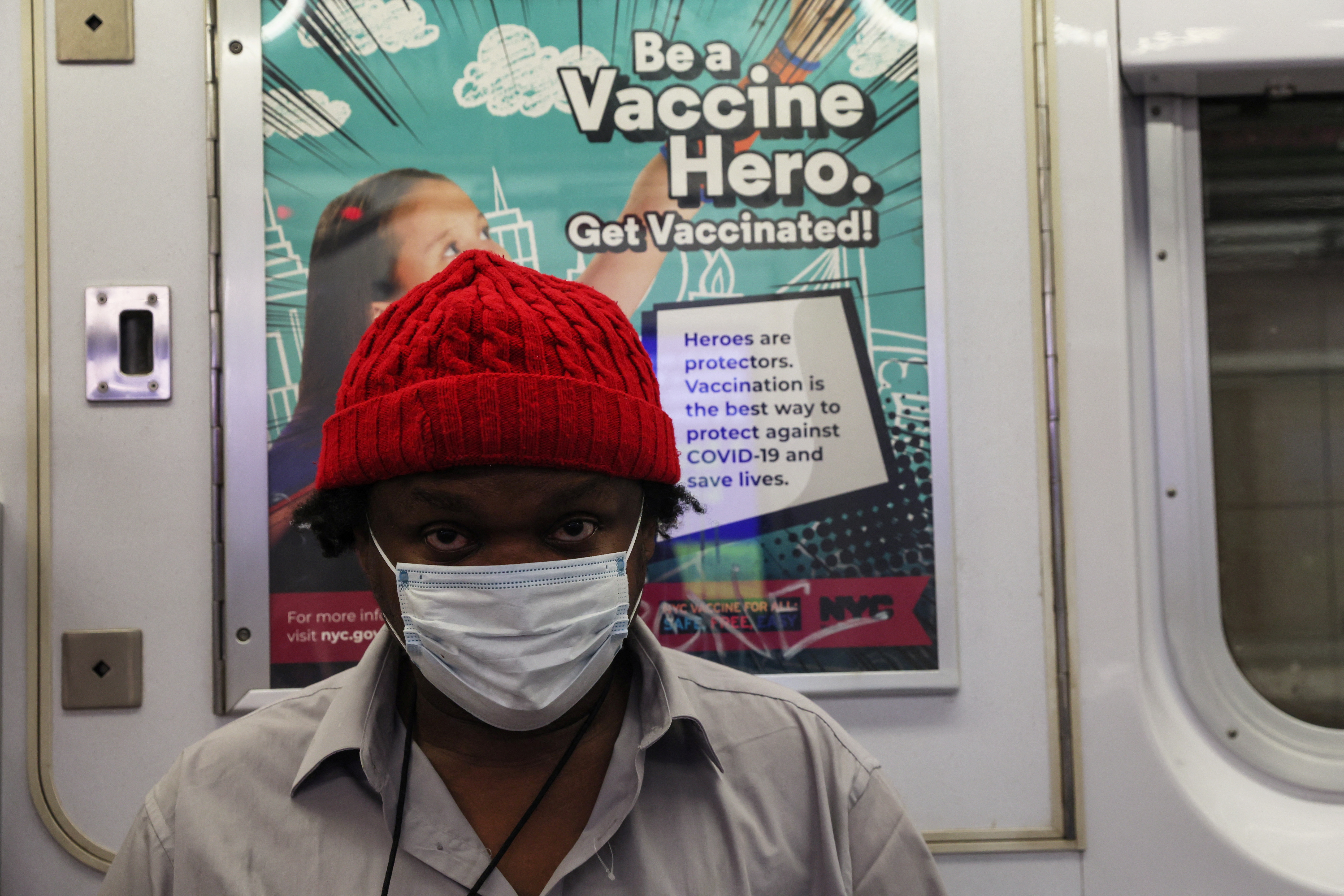 Maurice Goodman se sienta con una máscara protectora a bordo de la línea 4 del metro Lexington Avenue Express en el barrio del Bronx de Nueva York, Estados Unidos, el 22 de marzo de 2022.  REUTERS/Shannon Stapleton
