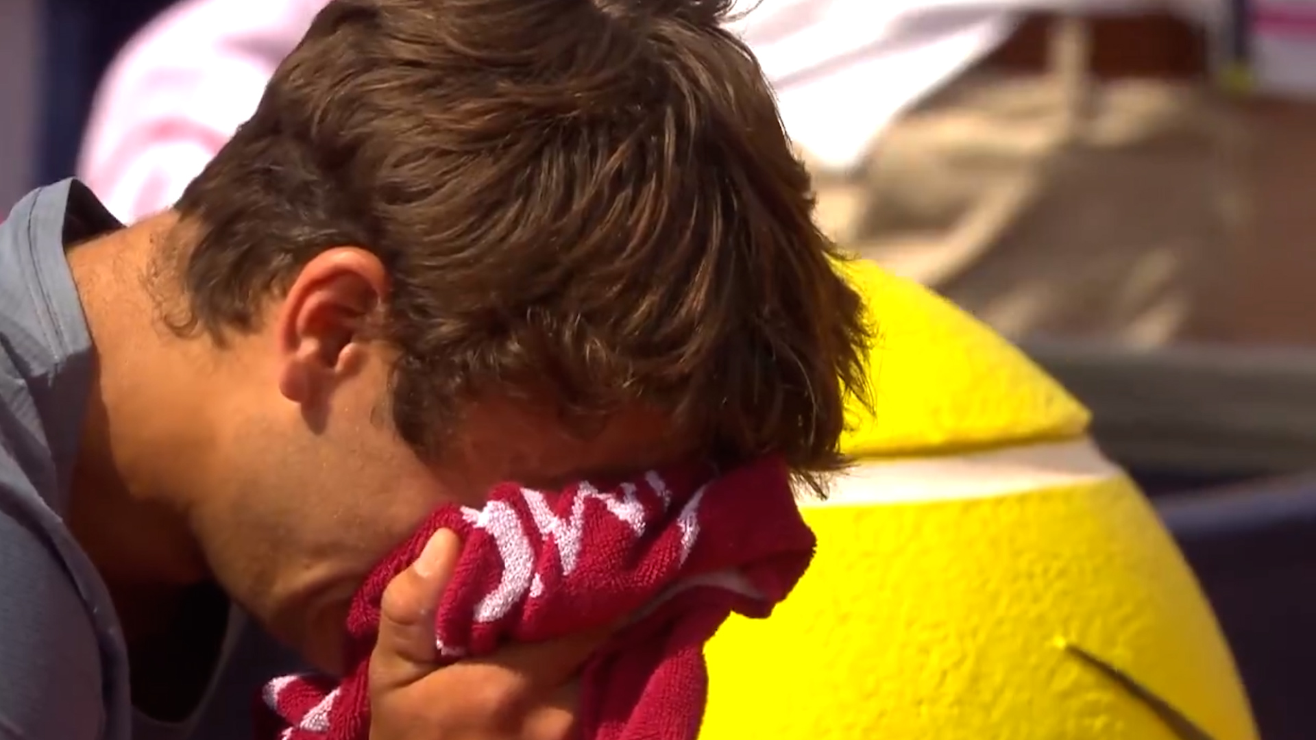 Dio el golpe al eliminar a Zverev y se quebr&oacute; en llanto tras el partido luego de enterarse una tr&aacute;gica noticia