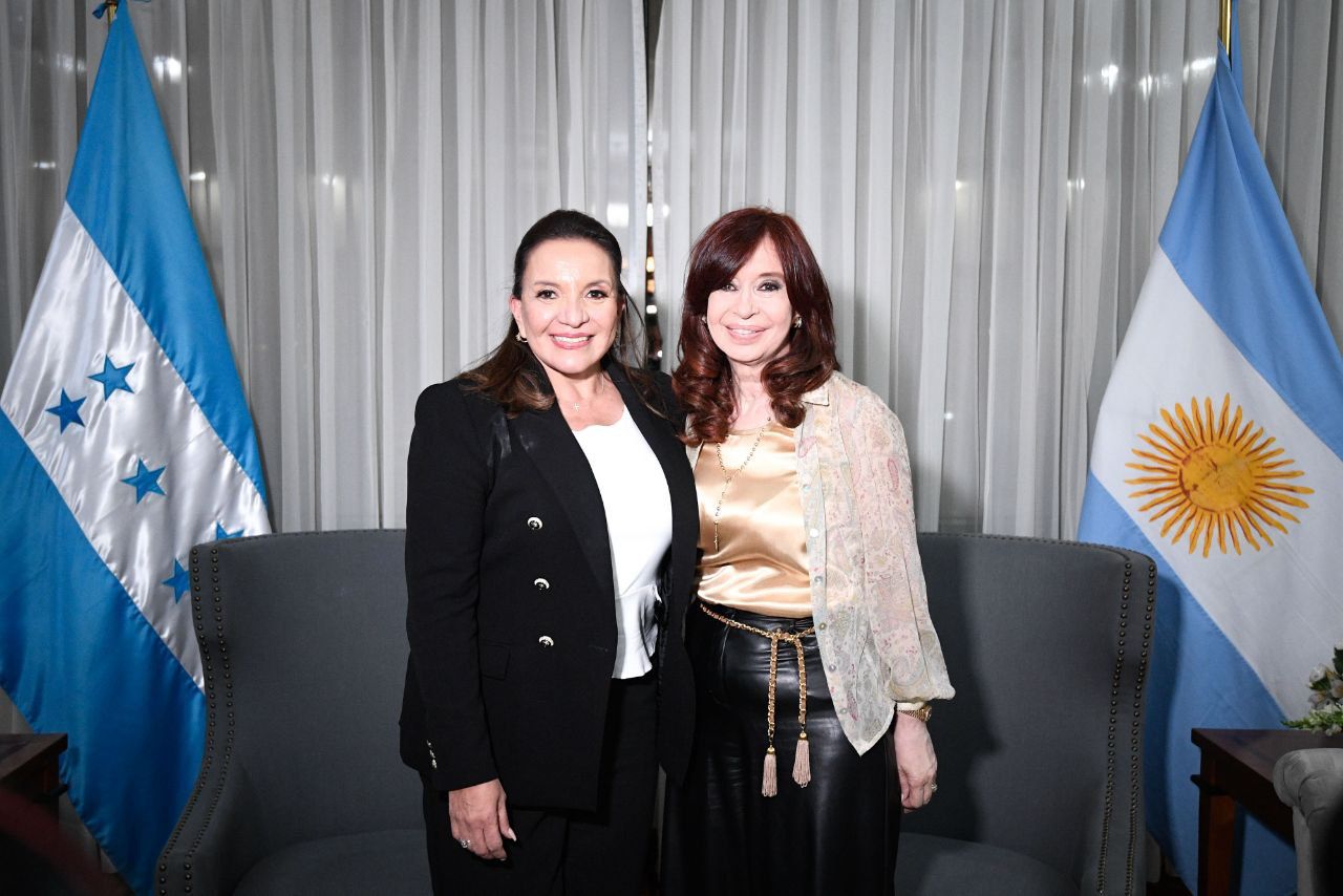 "Con la querida compañera y amiga Xiomara Castro, que desde mañana tendrá la tarea de construir un futuro mejor para los hondureños y hondureñas. Sabe que, como siempre, cuenta con todo mi acompañamiento", publicó CFK en su Twitter.