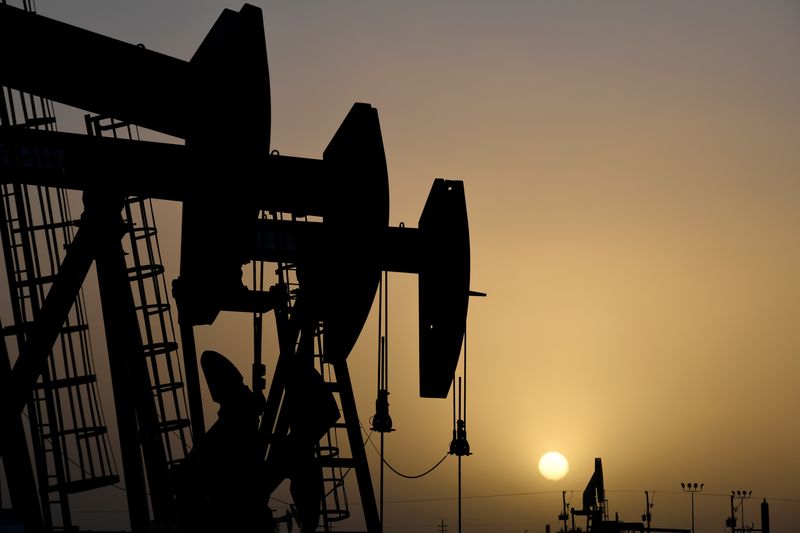 FOTO DE ARCHIVO: Balancines petroleros operan al atardecer en Midland, Texas, Estados Unidos, el 11 de febrero de 2019. REUTERS/Nick Oxford