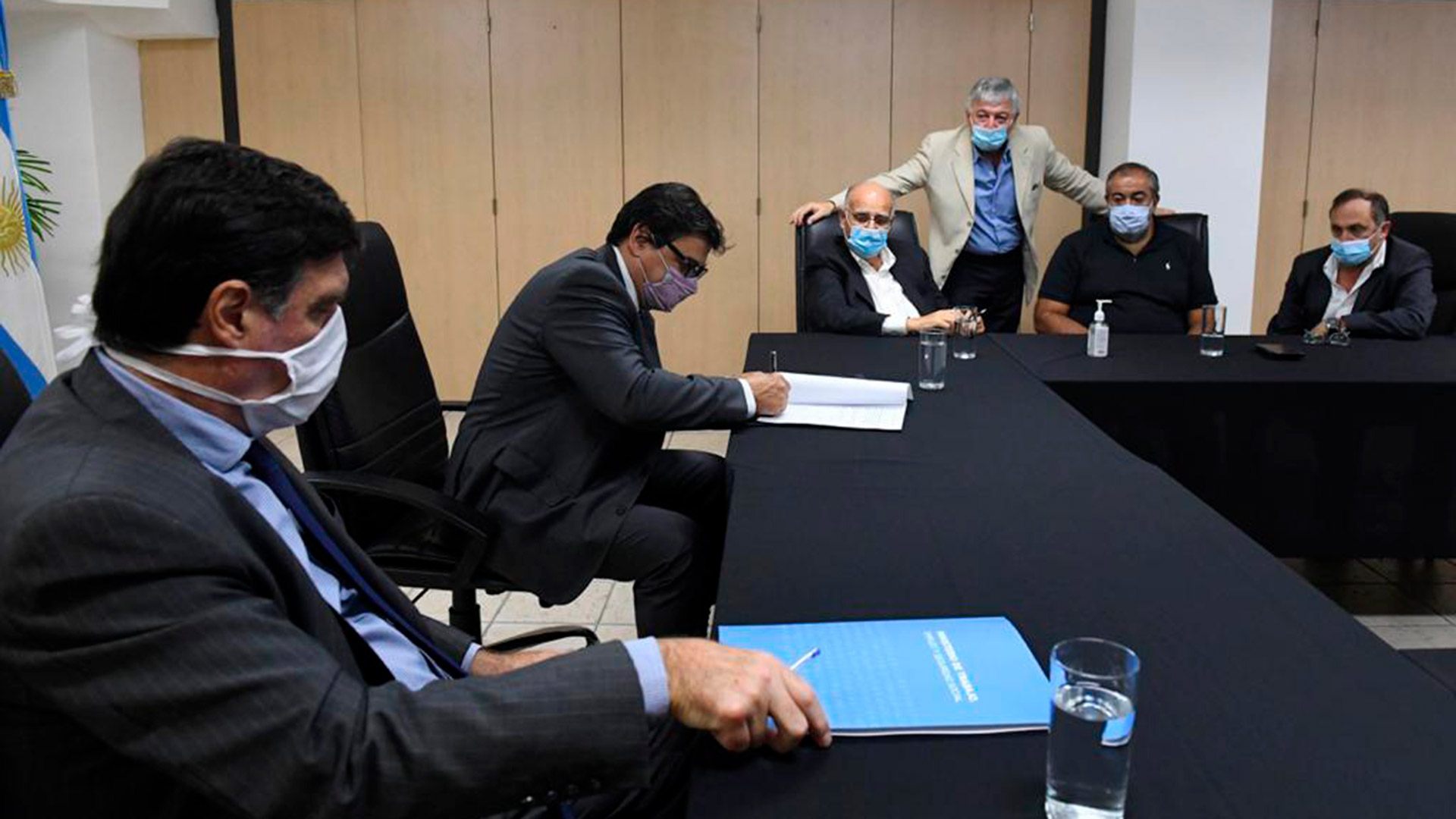ministro Claudio Moroni firma el último acuerdo salarial de Sanidad con empresarios y los sindicalistas Héctor Daer y Carlos West Ocampo