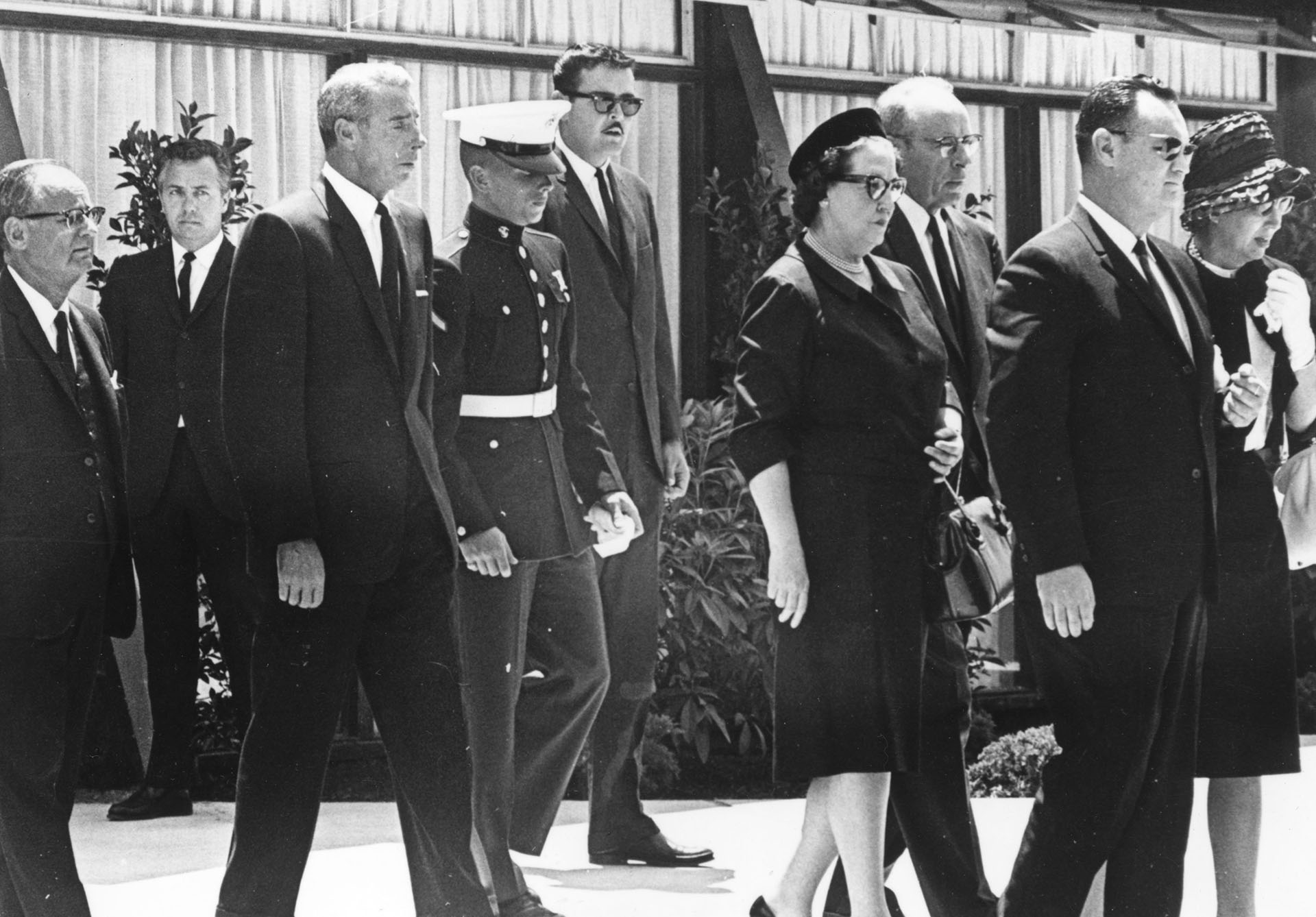 El beisbolista Joe DiMaggio llega al funeral de Marilyn el 10 de agosto de 1962 (Getty Images)
