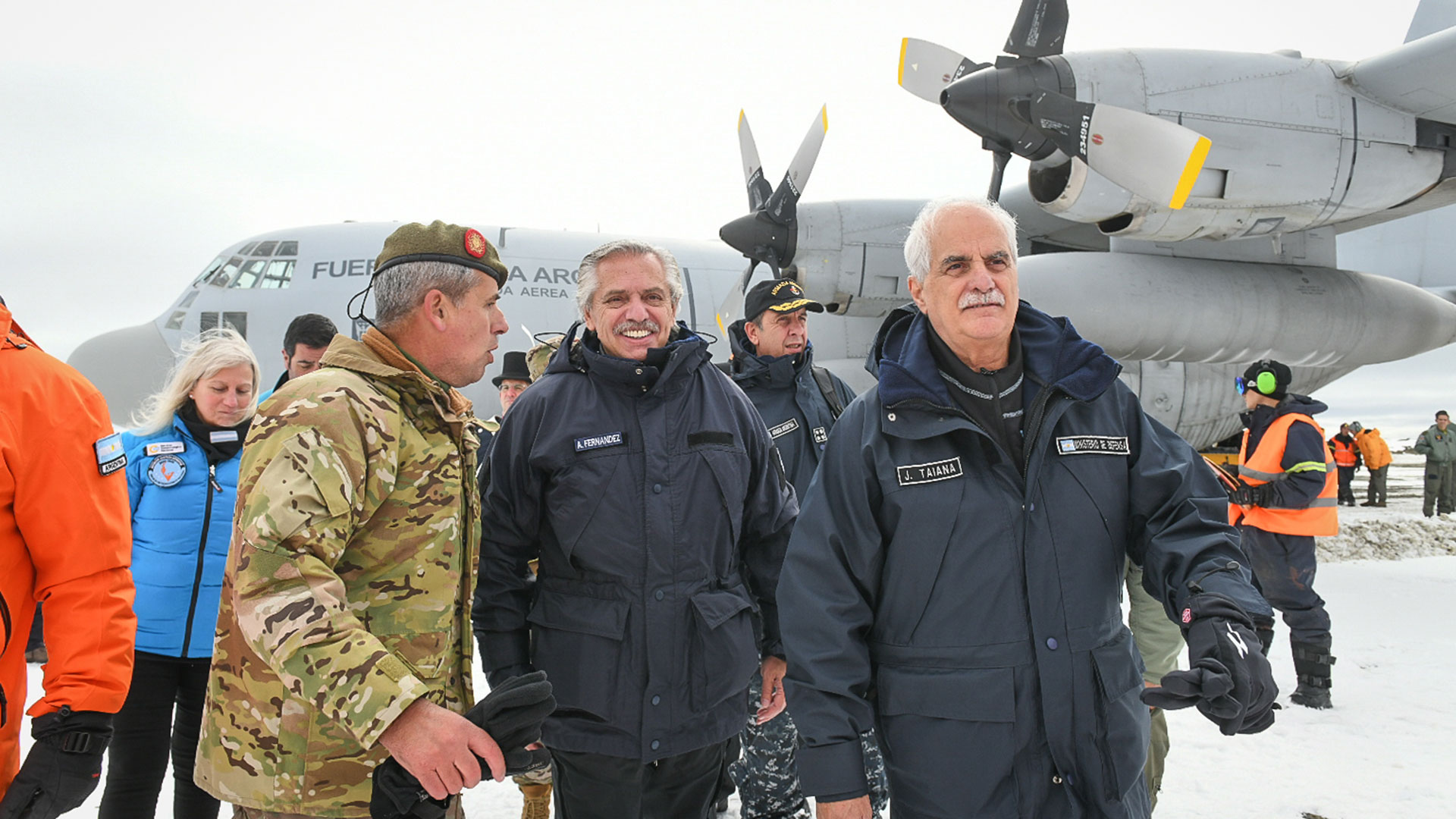 El Presidente junto al ministros de Defensa, Jorge Taiana