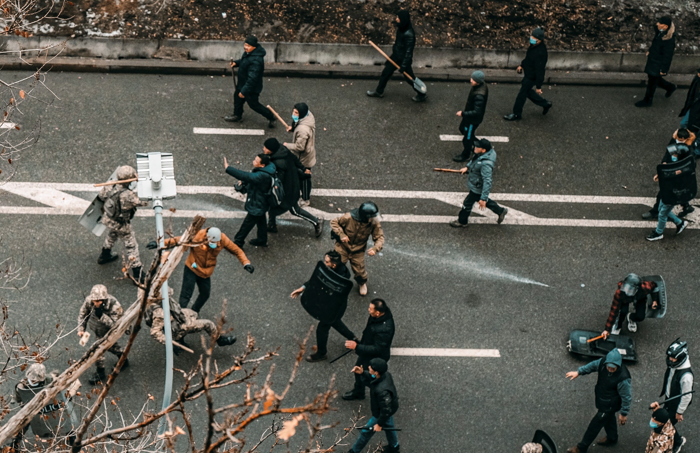 Manifestantes chocan con policías kazajos durante un mitin por un alza en los precios de la energía en Almaty, Kazajstán, el 5 de enero de 2022. EFE/Alexander Kuznetsov
