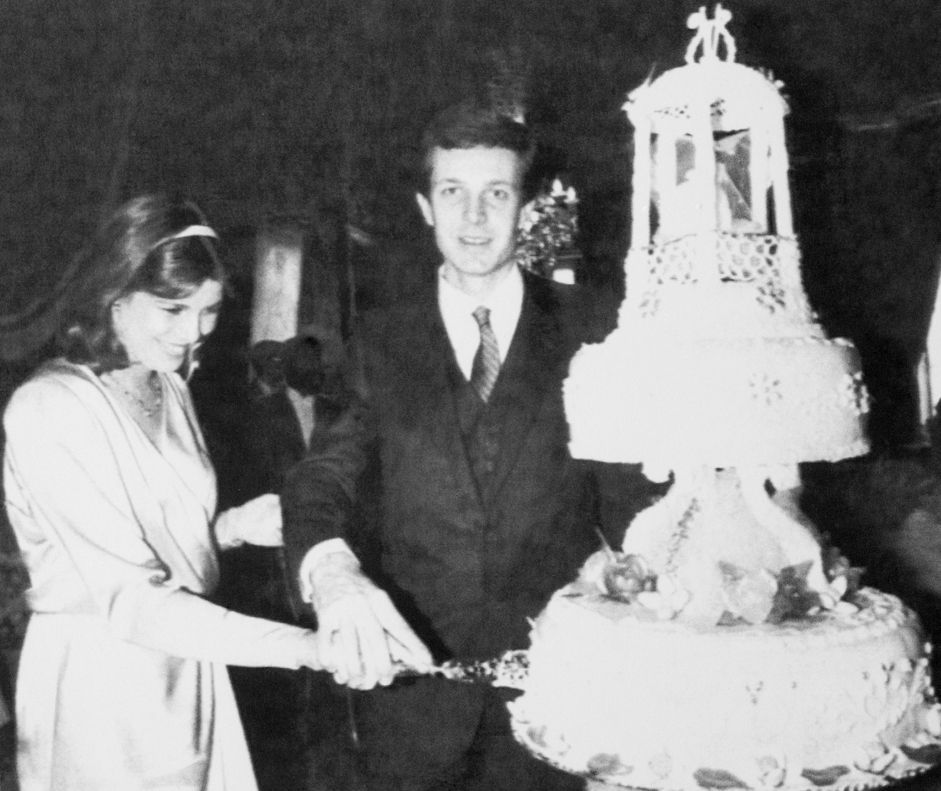 Carolina de Mónaco y Stefano cortando la torta de casamiento en el Palacio.