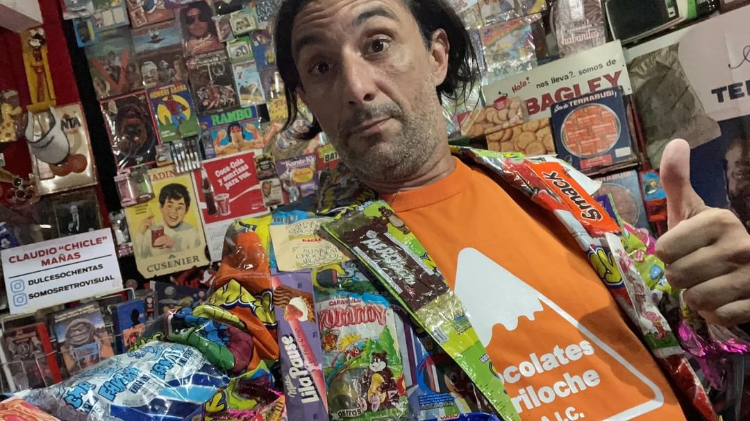Claudio Mañas, con un saco hecho de envoltorios de golosinas de su colección (@dulcesochentas)