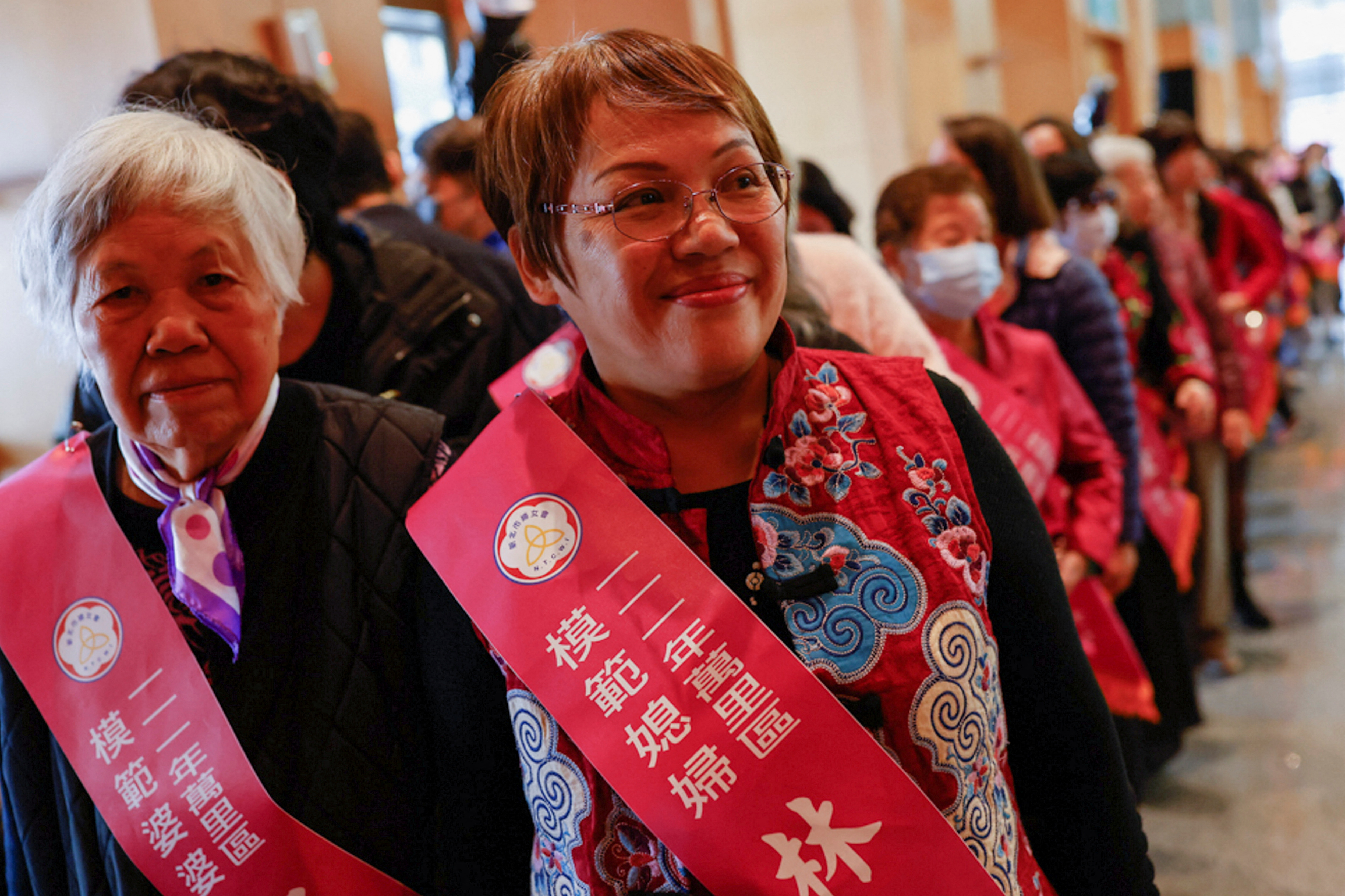 Las mujeres esperan para subir al escenario para recibir sus premios en un evento que celebra el día Internacional de la Mujer en la ciudad de New Taipei, Taiwán.