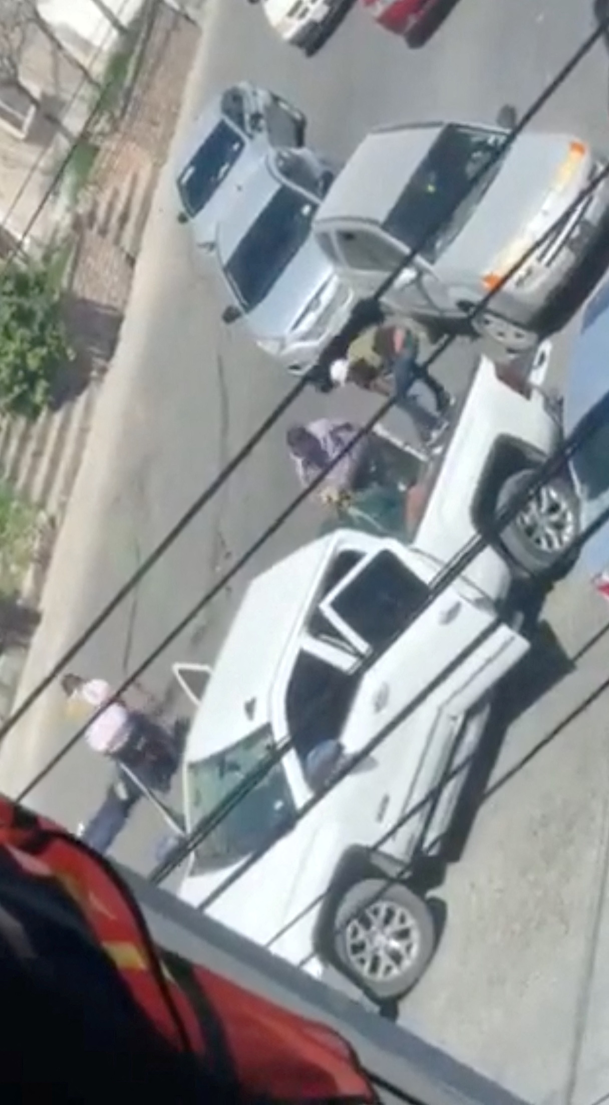 Una mujer es arrastrada a la parte trasera de una camioneta blanca en esta imagen fija obtenida de un video de las redes sociales que supuestamente muestra el secuestro de estadounidenses en Matamoros (Foto: Reuters)